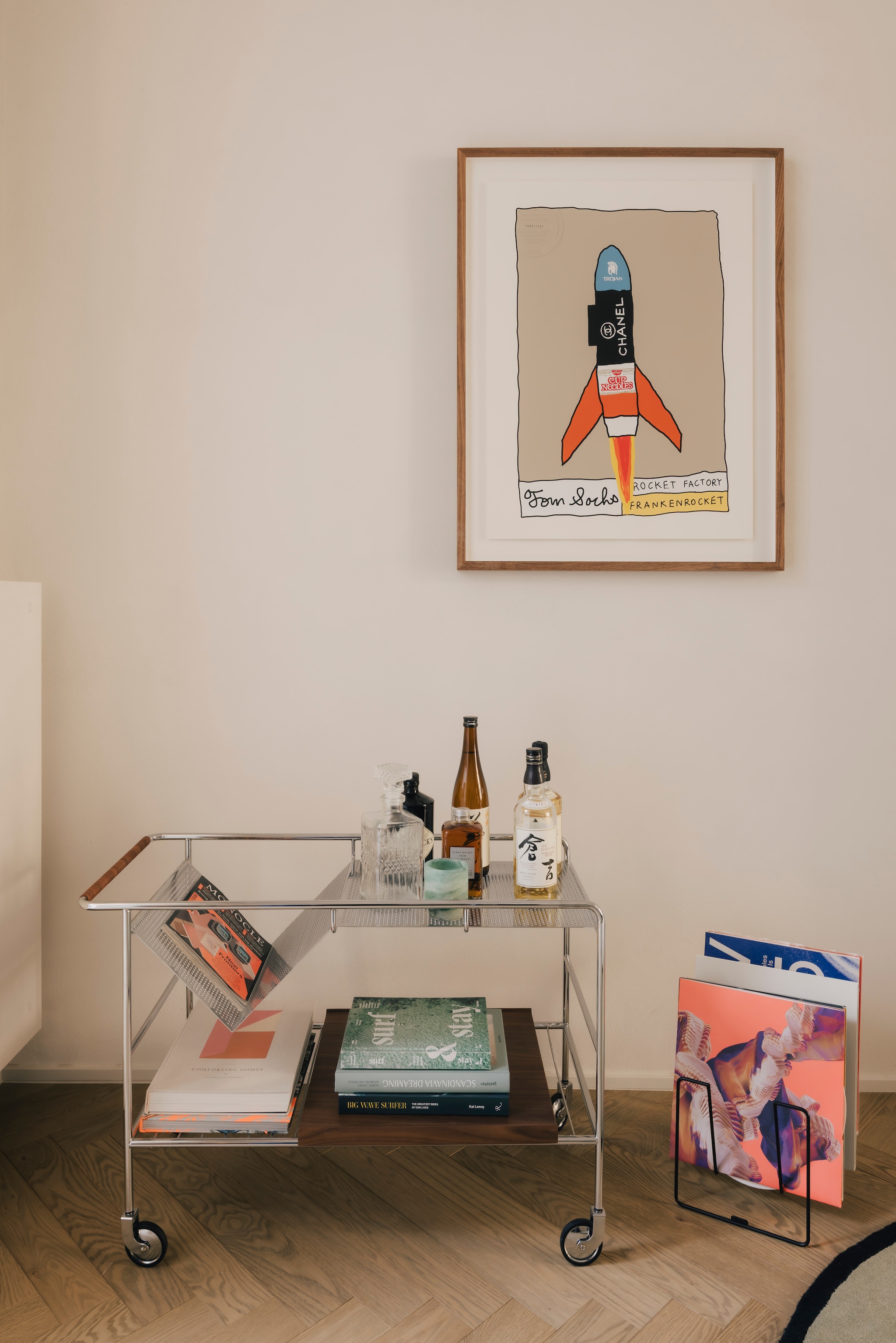 Aluminium trolley van &Tradition. Kunstwerk van Tom Sachs, dat Stijn kocht tijdens een 24-uurstijdslot. Stijlvol wonen 9-2025 | Katoo Peeters