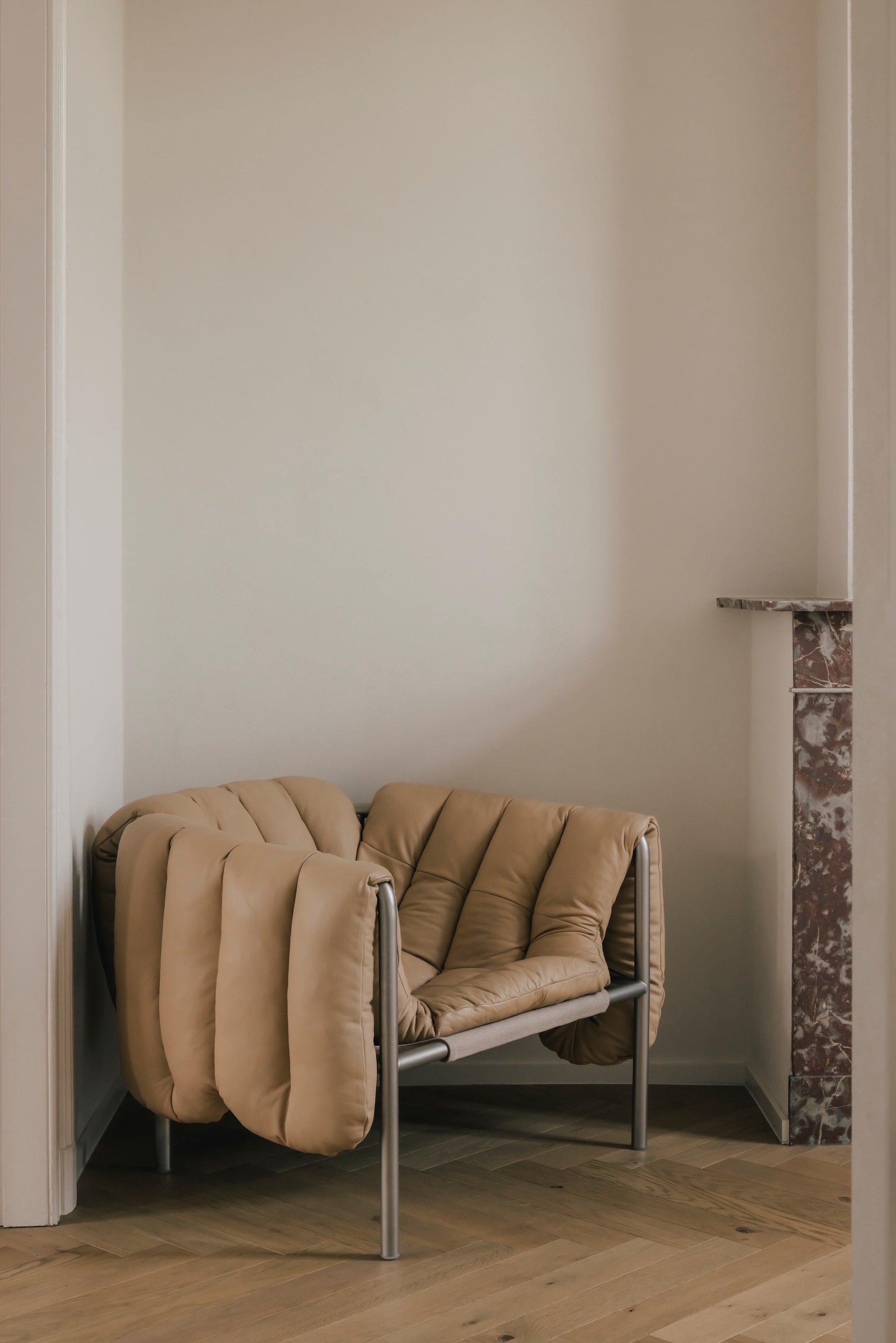 Loungestoel Puffy, met chromen poten en zandkleurige leren bekleding van Hem. Stijlvol wonen 9-2025 | Katoo Peeters