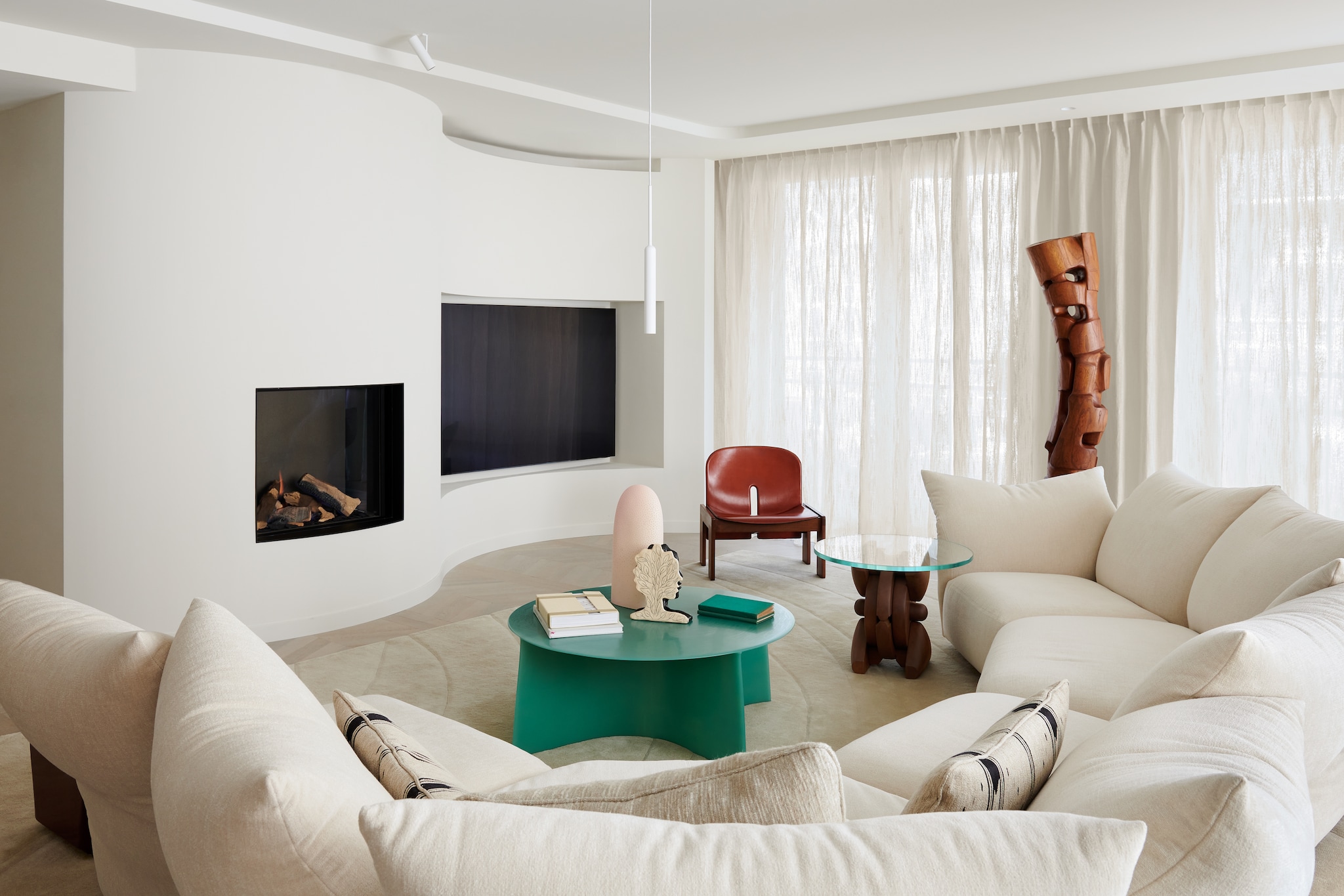 Hanglamp Pslab. Salontafel New Wave van Lukas Cober. Houten bijzettafel Andrea Cascella. Bank Standard van Edra. Bijzettafel, houten stoel Scarpa 925 van Afra & Tobia Scarpa via Fundamente Gallery. Vloer van Frans eikenhout en tapijt van handgetufte wol zijn een op maat gemaakt patroon van Framework Studio. Stijlvol Wonen 9-2025 | fotografie Kasia Gatkowska