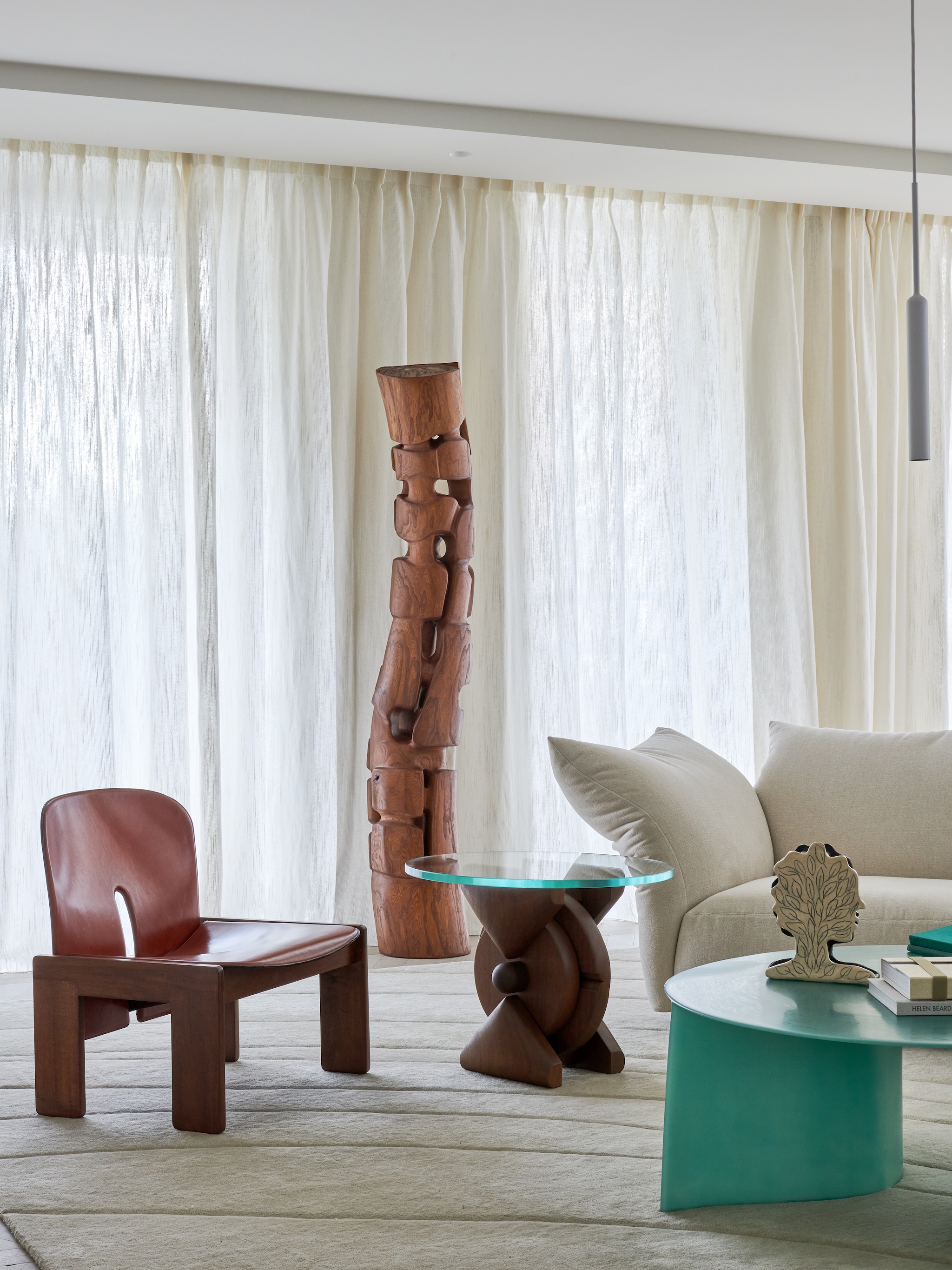 Hanglamp Pslab. Salontafel New Wave van Lukas Cober. Houten bijzettafel Andrea Cascella. Bank Standard van Edra. Bijzettafel, houten stoel Scarpa 925 van Afra & Tobia Scarpa via Fundamente Gallery. Vloer van Frans eikenhout en tapijt van handgetufte wol zijn een op maat gemaakt patroon van Framework Studio. Stijlvol Wonen 9-2025 | fotografie Kasia Gatkowska