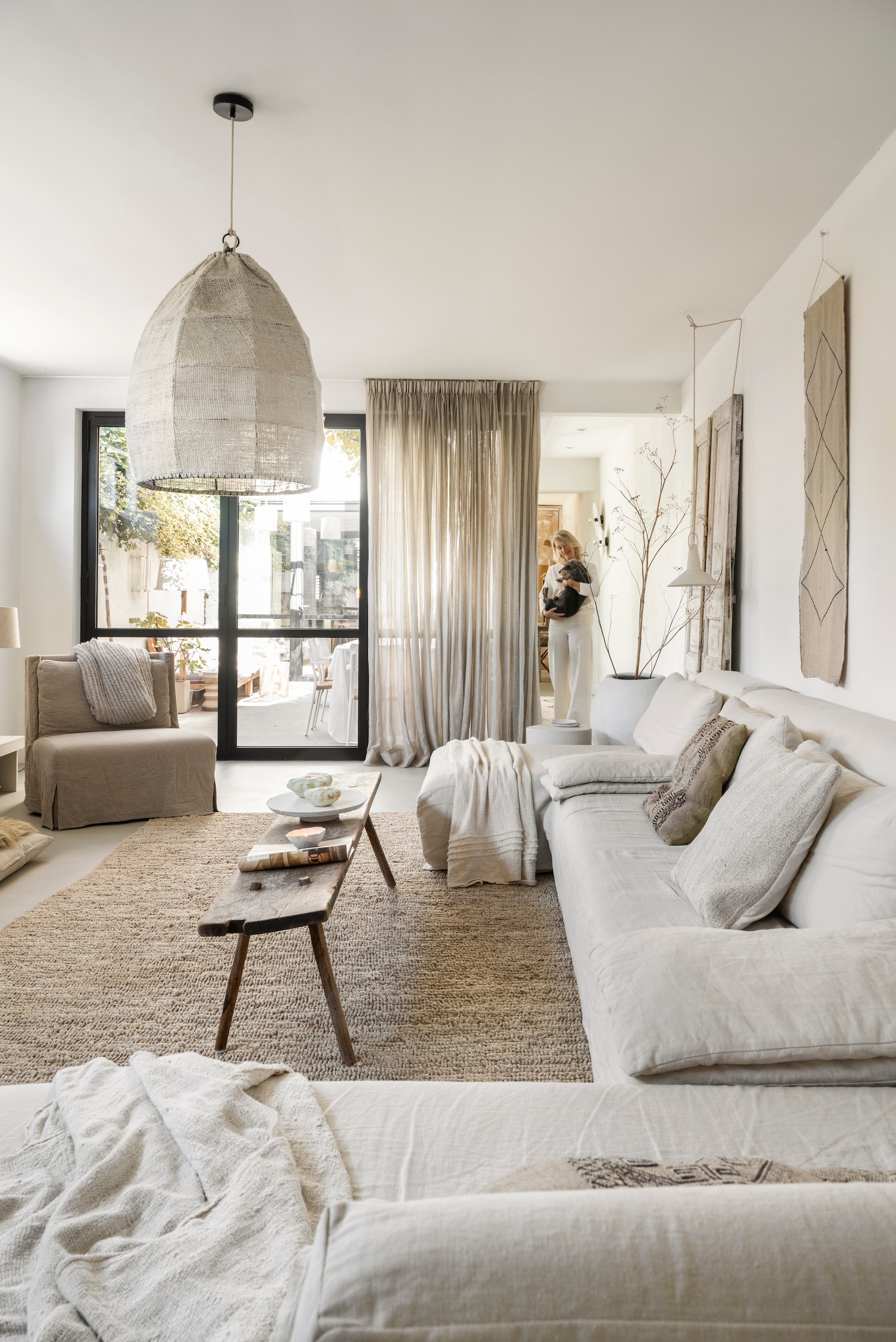 Bank L’Authentique. Verweerde deuren en kruik Cooperz Wonen. Plaid Urban Nature Culture. Linnen gordijn Echtgordijn. Linnen wandkleed Huize Jolie. vtwonen Landelijk 10-2025 | styling Marianne Luning | fotografie Stan Koolen