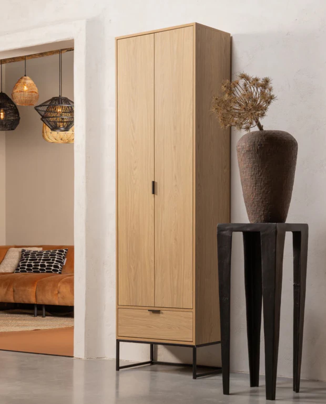 Shop via shop.vtwonen.nl: Woood hoge kast Silas, eiken melamine en staal, 60x36x210 cm (bxdxh) € 499,-. Overige productinformatie onbekend.  Woood