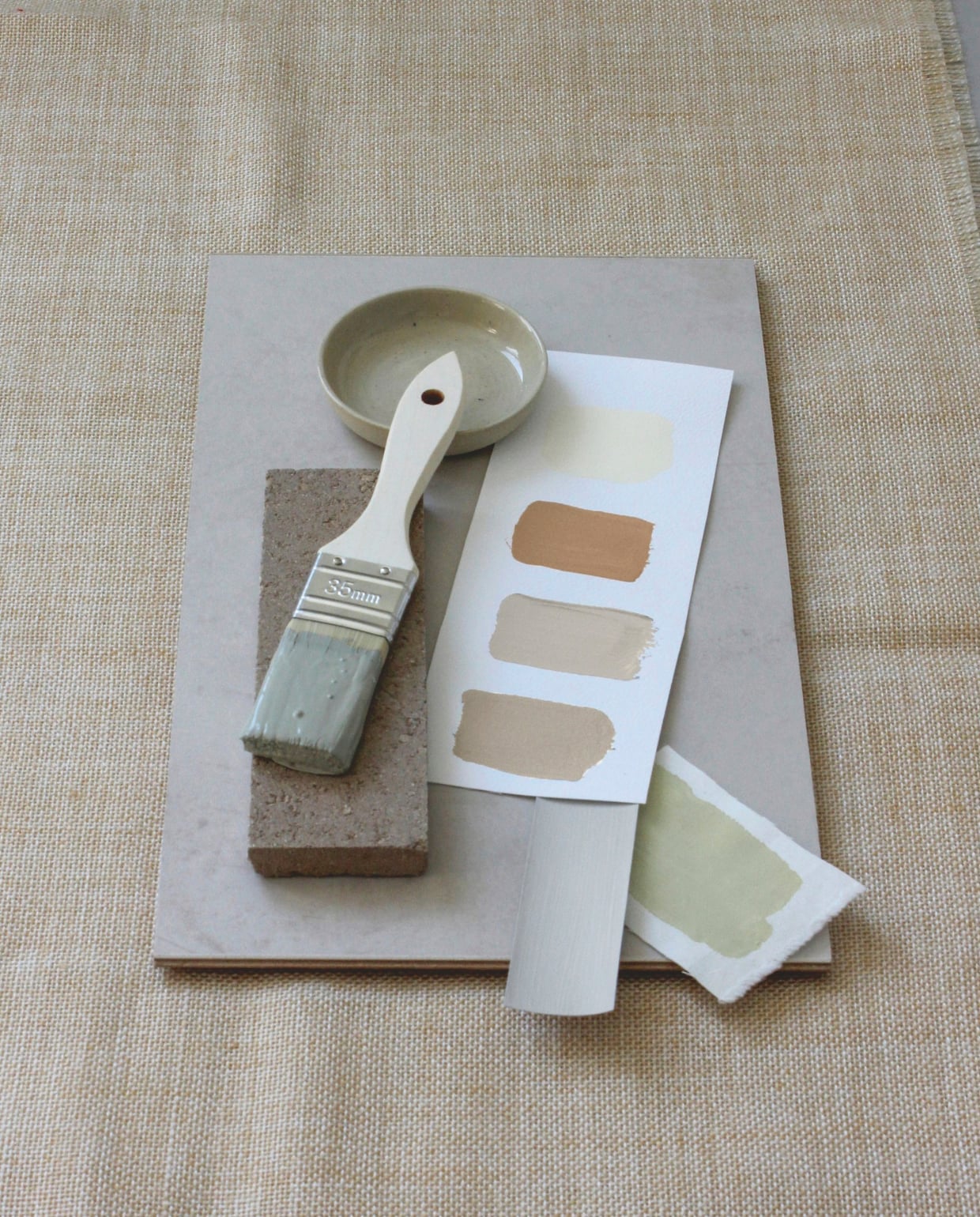James White 2010 (farrow-ball.com), Fake Tan 9912(farrow-ball.com), Rolling Fog - Mid(littlegreene.nl), Canvas(pure-original.com), Oud Hollandse Witjes (cartecolori.nl), Pearl Colour(littlegreene.nl) vtwonen landelijk 7-2025 | styling Elen Pouhaer | fotografie Marta Puglia