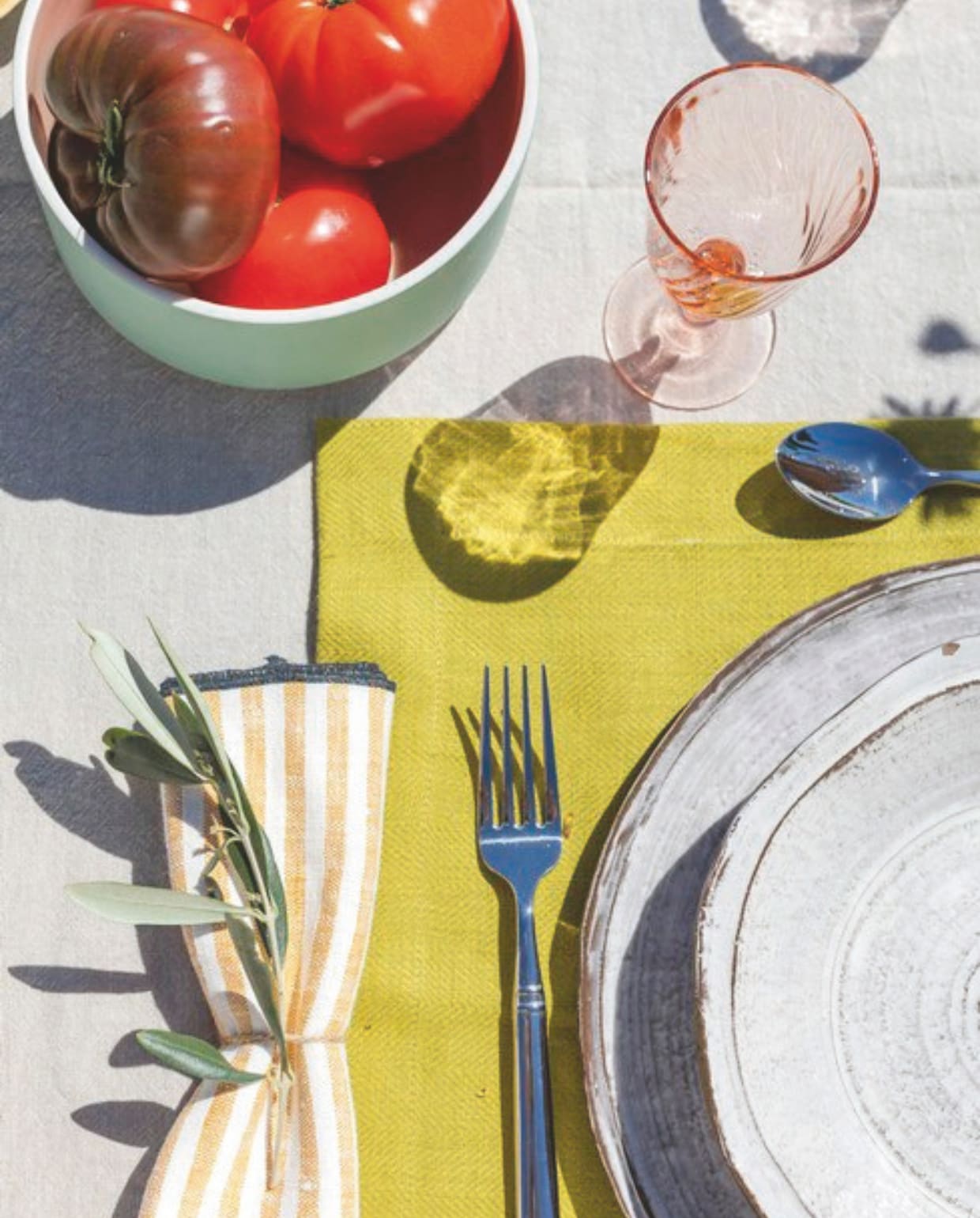 Servies Jars Céramistes. Placemats La Trésorerie vtwonen landelijk 7-2025 | styling Elen Pouhaer | fotografie Marta Puglia