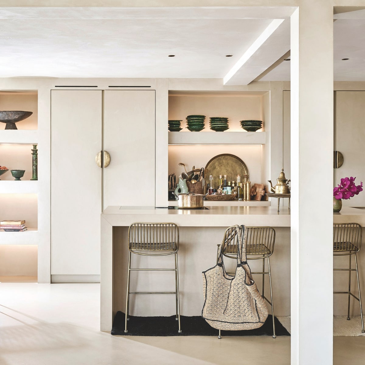 Keuken Doppenberg. Vintage barkrukken vlooienmarkt Parijs. Kleed onder bar The Souks. Servies en accessoires uit Marokko. Op de muren L’ Authentique kalkverf kleur 230 Zand. Vloer steencement. Tas Illum Copenhagen.