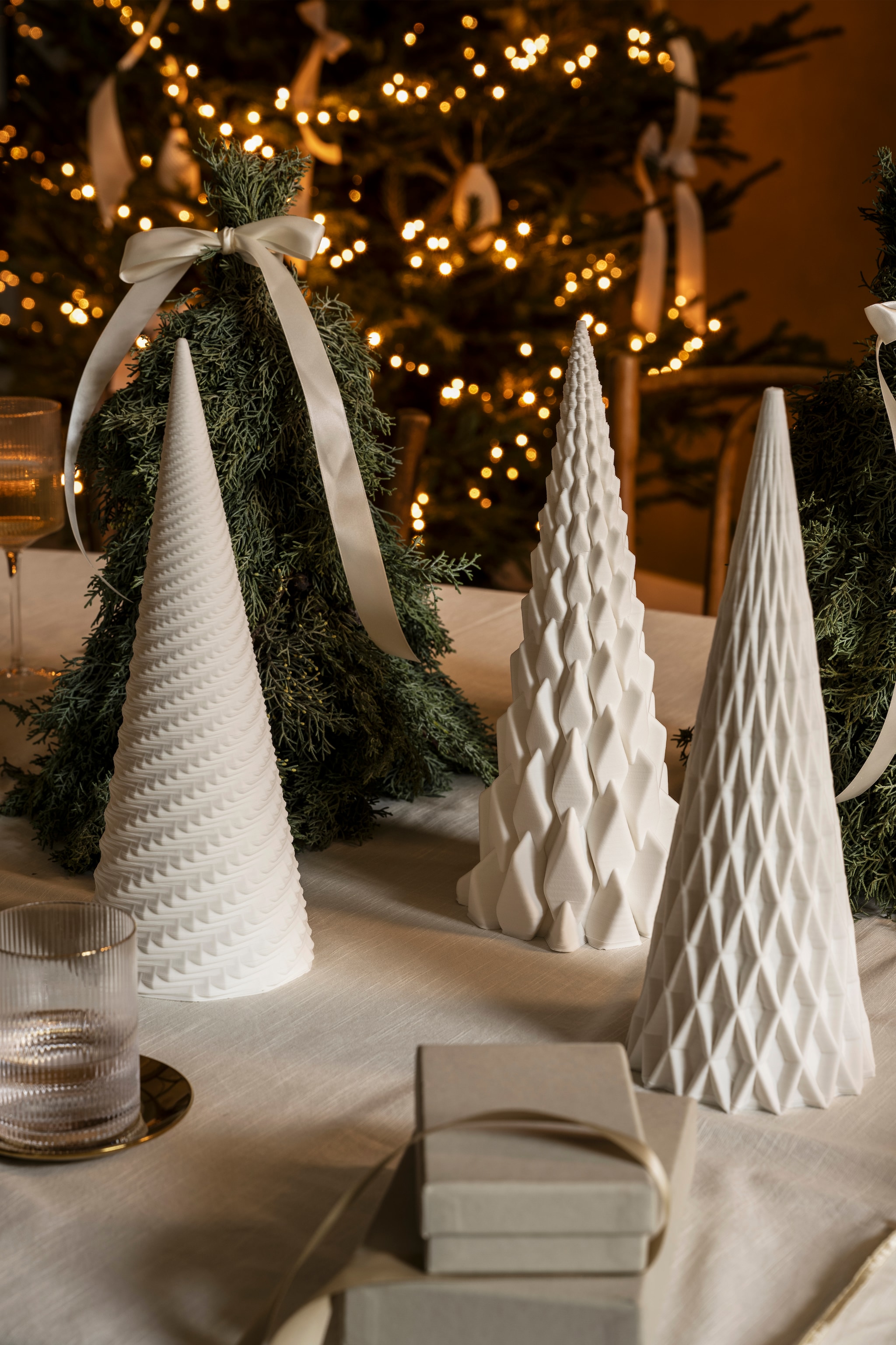 vtwonen waterglas, geribbeld glas met gouden rand, 340 ml, set van 4 € 29,-, vtwonen sculptuur Swirl, porselein, wit, 13,7x36,5 cm (Øxh), vtwonen sculptuur Triangle, porselein, wit, 13,7x37 cm (Øxh), vtwonen sculptuur Diamond, porselein, wit, 13,5x37 cm (Øxh), per stuk € 49,95. Overig privébezit. vtwonen 11-2025 | styling Sanne Ketelaar | fotografie Stan Koolen