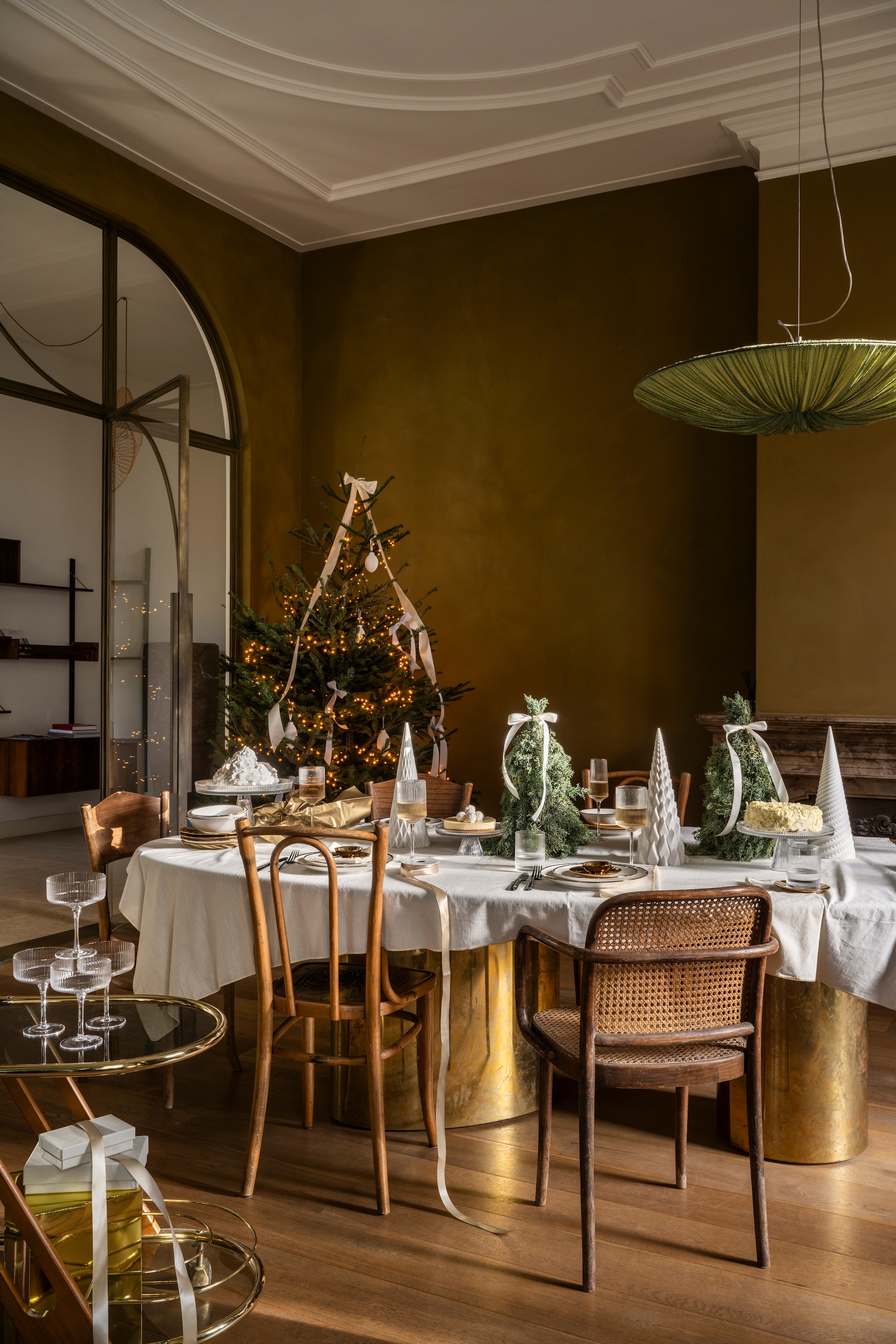 vtwonen kerstornament 3D stripes, porselein, wit, set van 4 € 29,-, vtwonen kerstornament 3D waffle, porselein, wit, set van4 € 35,- en vtwonen kerstornament 3D diamond, porselein, wit, set van 4 € 29,-. Overig privébezit. vtwonen waterglas, geribbeld glas met gouden rand, 340 ml, set van 4 € 29,-, vtwonen sculptuur Swirl, porselein, wit, 13,7x36,5 cm (Øxh), vtwonen sculptuur Triangle, porselein, wit, 13,7x37 cm (Øxh), vtwonen sculptuur Diamond, porselein, wit, 13,5x37 cm (Øxh), per stuk € 49,95. Overig privébezit. vtwonen 11-2025 | styling Sanne Ketelaar | fotografie Stan Koolen