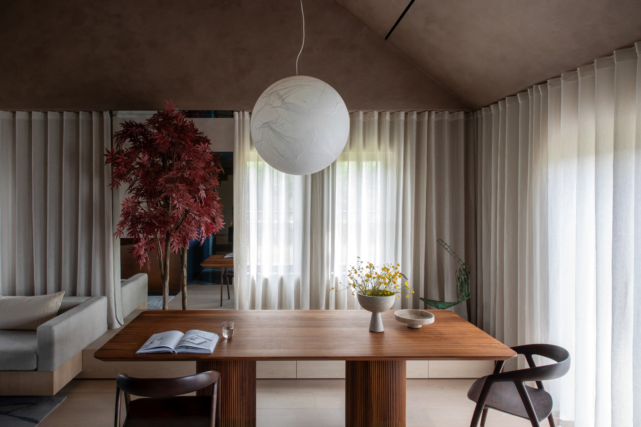 Eetkamerstoelen Inoda + Sveje. Lamp Moon van Davide Groppi.  Kunstboom PlantArt. Travertinnen schalen Kiwano concept. Stijlvol Wonen 10-2025 | fotografie Ruth Maria Murphy