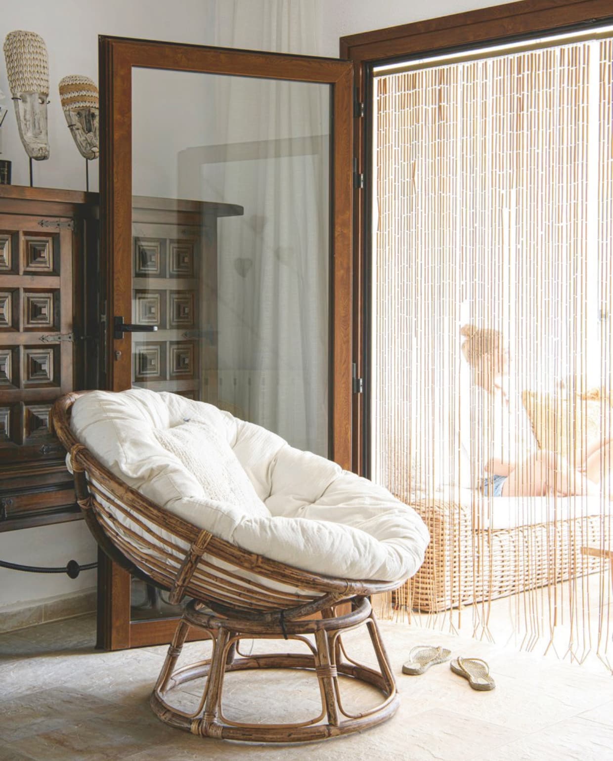 Stoel Casa, bank Maisons du Monde. Kast vorige bewoners. vtwonen 8-2025 | productie Inside Homepage | styling Inge van Lieshout | fotografie Louis Lemaire