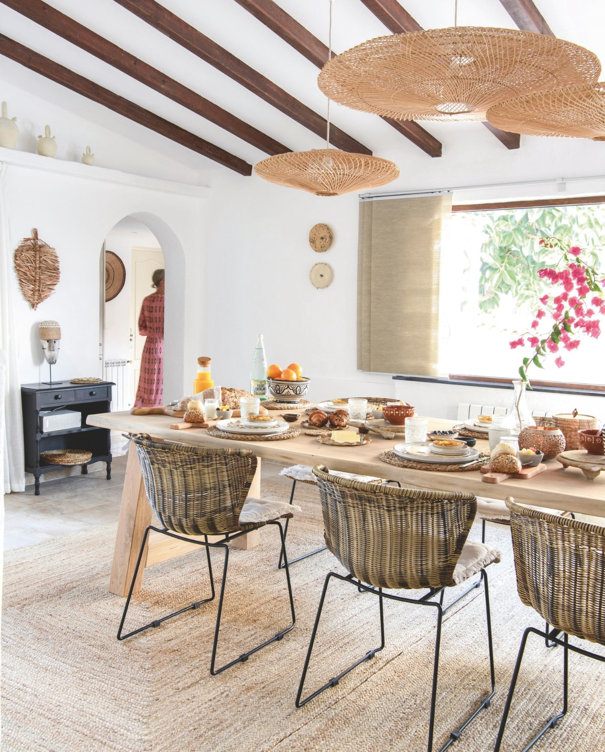 Tafel Oak Tables and More, stoelen Woood, lampen Bregt Objects.Met de hand gemaakte waterkruiken en vloerkleed Reciclaje Decoracion. Marokkaanse schaal Marocstore. Servies Case Es en Caroline Wolberts. vtwonen 8-2025 | productie Inside Homepage | styling Inge van Lieshout | fotografie Louis Lemaire