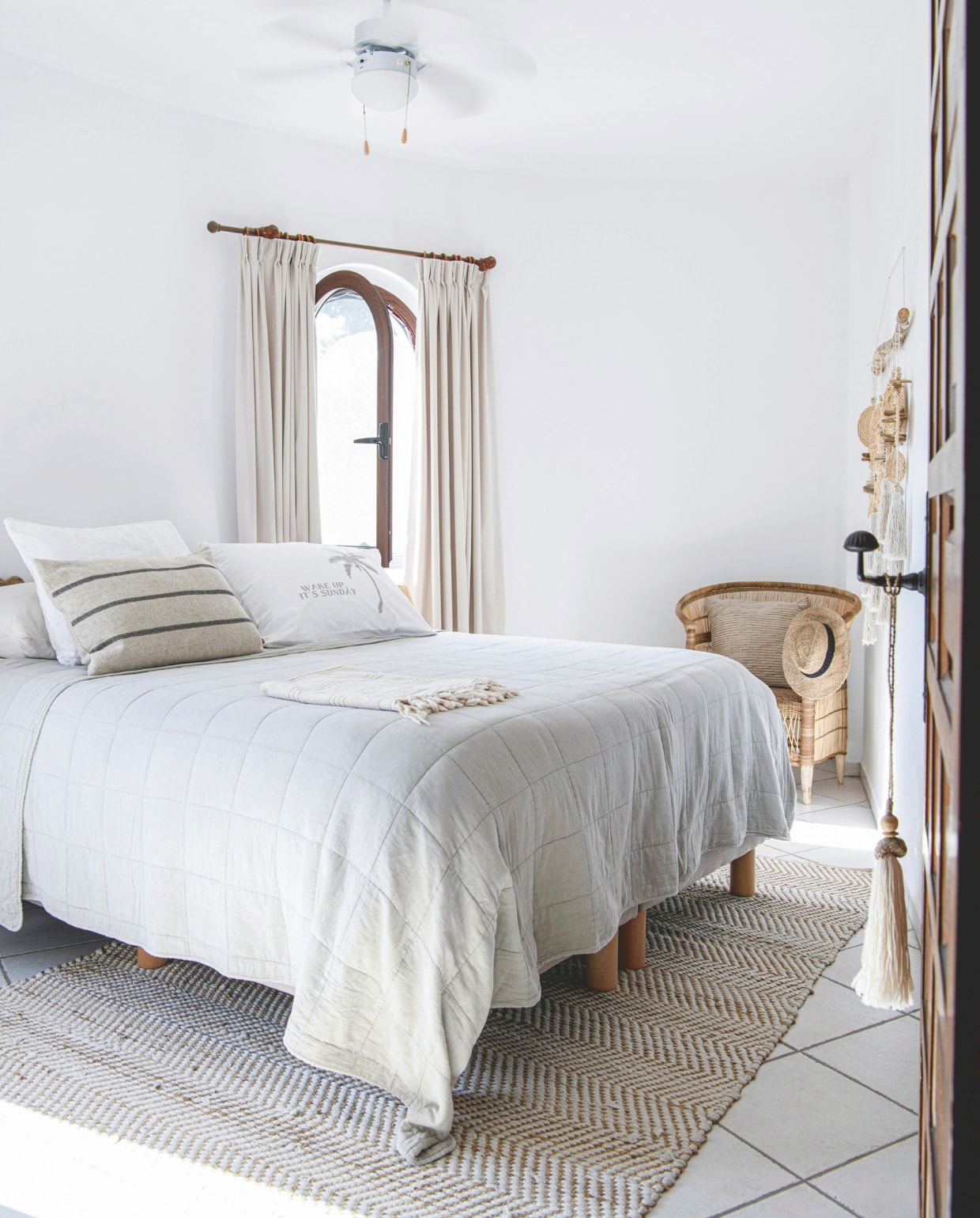 Bed A-Style Altea, sprei Jysk, beige kussen Gretas Design, handdoek Promotex, vloerkleed Maisons du Monde, stoel Mala Afrika. Kleur muurverf RAL 9010. vtwonen 8-2025 | productie Inside Homepage | styling Inge van Lieshout | fotografie Louis Lemaire