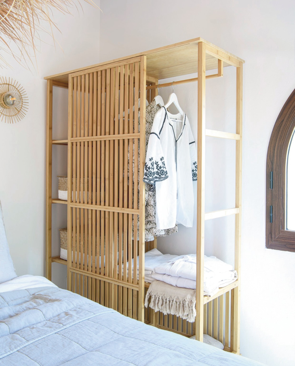 Kast Ikea, wandlamp Maisons du Monde, sprei Jysk. Muurkleur RAL 9010. vtwonen 8-2025 | productie Inside Homepage | styling Inge van Lieshout | fotografie Louis Lemaire