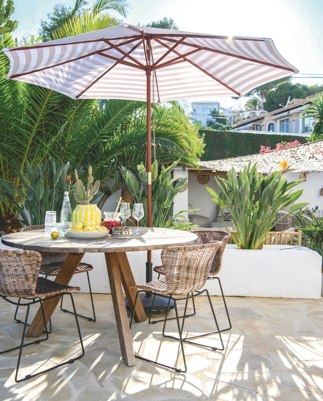 Tafel Basic Label, stoelen Woood, parasol Beliani, gestreepte pot Casa. vtwonen 8-2025 | productie Inside Homepage | styling Inge van Lieshout | fotografie Louis Lemaire