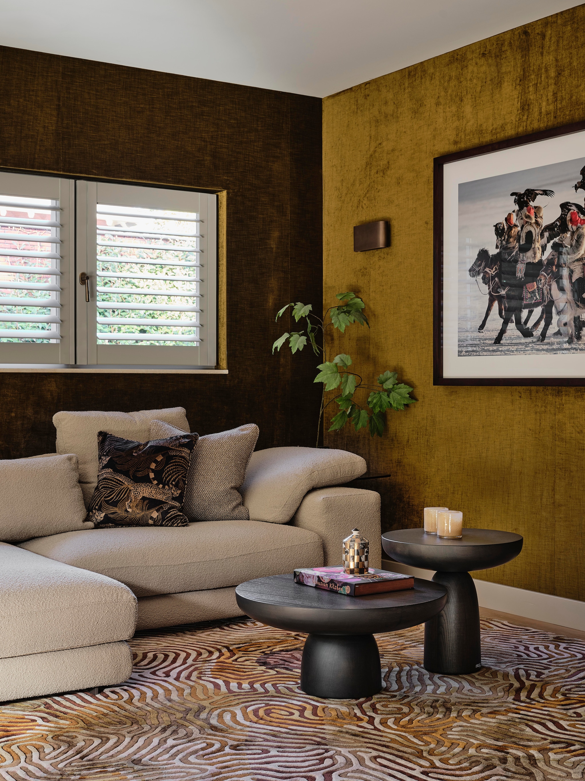 Bank Arketipo. Vloerkleed Limited Edition. Salontafels Mogg. Wandbekleding Élitis. Tafellamp Oluce. Wandlampen Jacco Maris. Stijlvol wonen 10-2025 | fotografie Space Content Studio