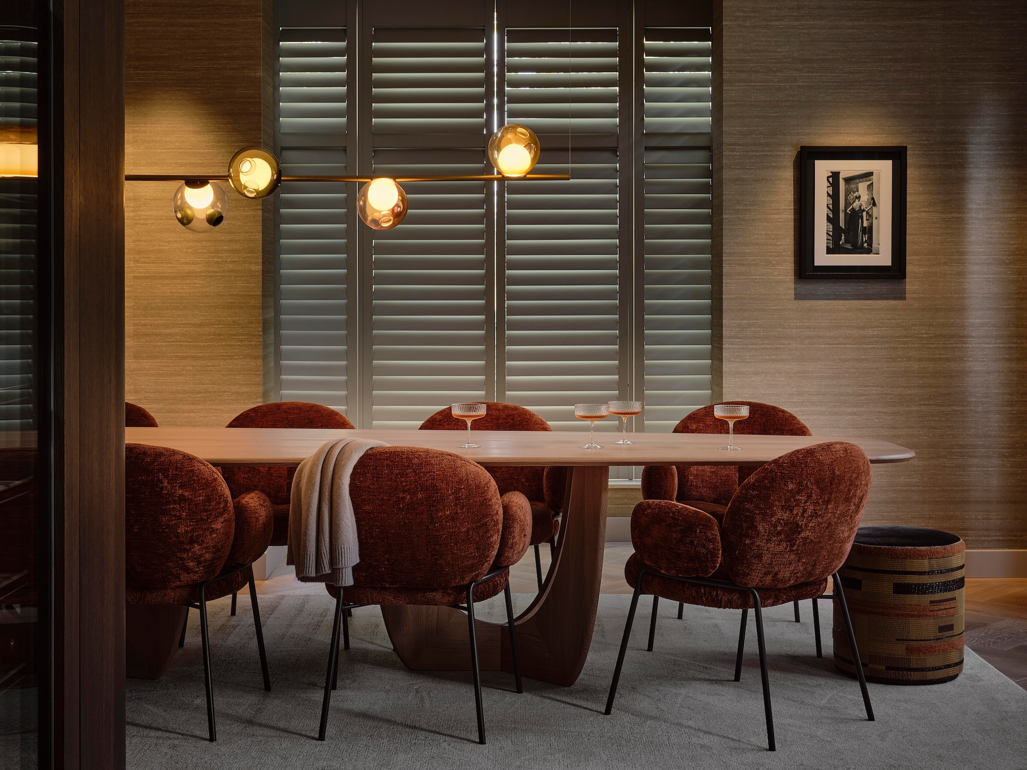 Stoelen FreiFrau. Tafel More Moebel. Armatuur Bocci. Wandbekleding Élitis. Vloerkleed Frankly Amsterdam. Poef Baan Meubelen, stof bovenkant Zimmer + Rohde, rondom Élitis. Stijlvol wonen 10-2025 | fotografie Space Content Studio