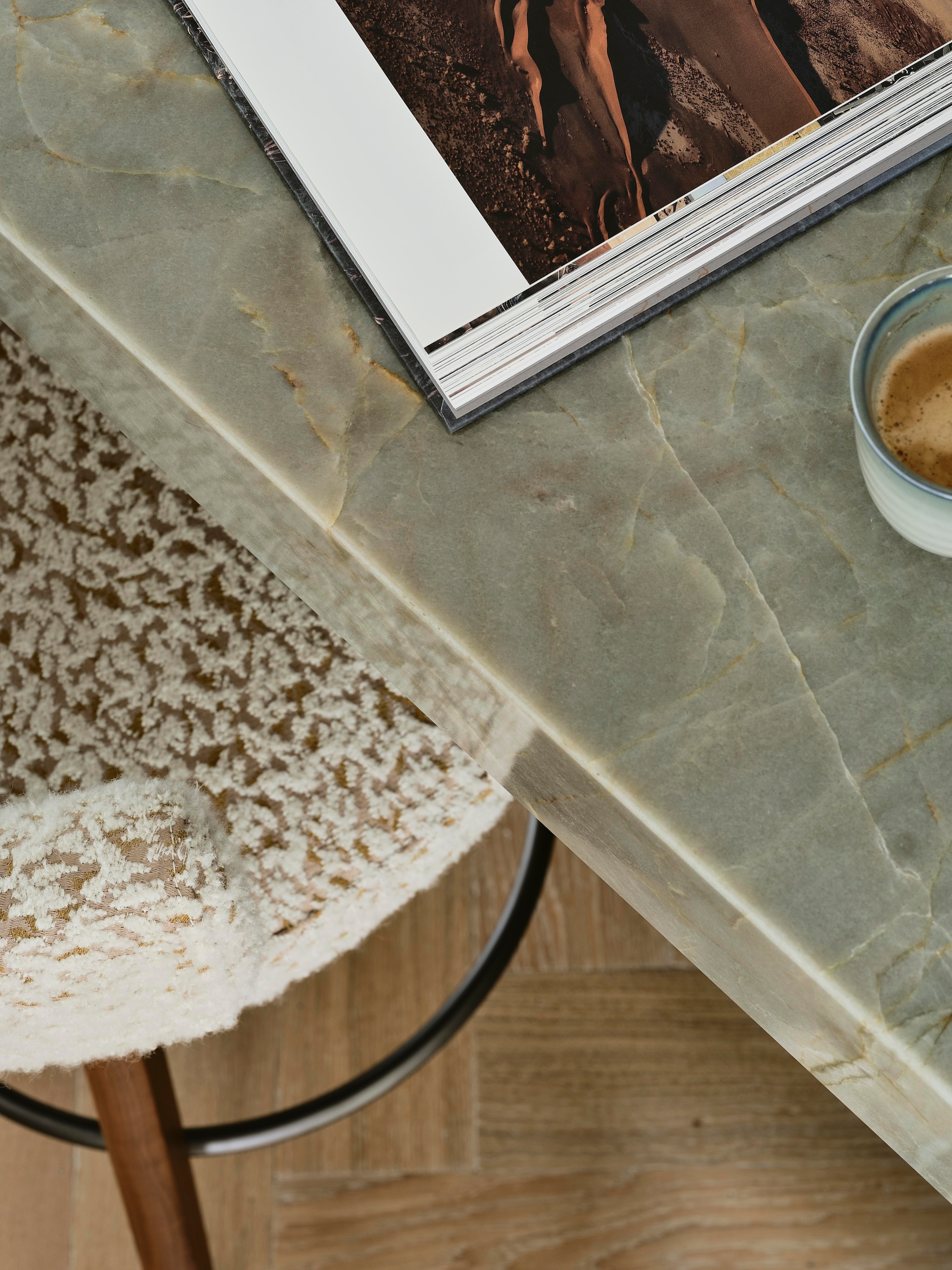 Barkrukken More Moebel, stof Metaphores. Hanglampen Lee Broom. Stijlvol wonen 10-2025 | fotografie Space Content Studio