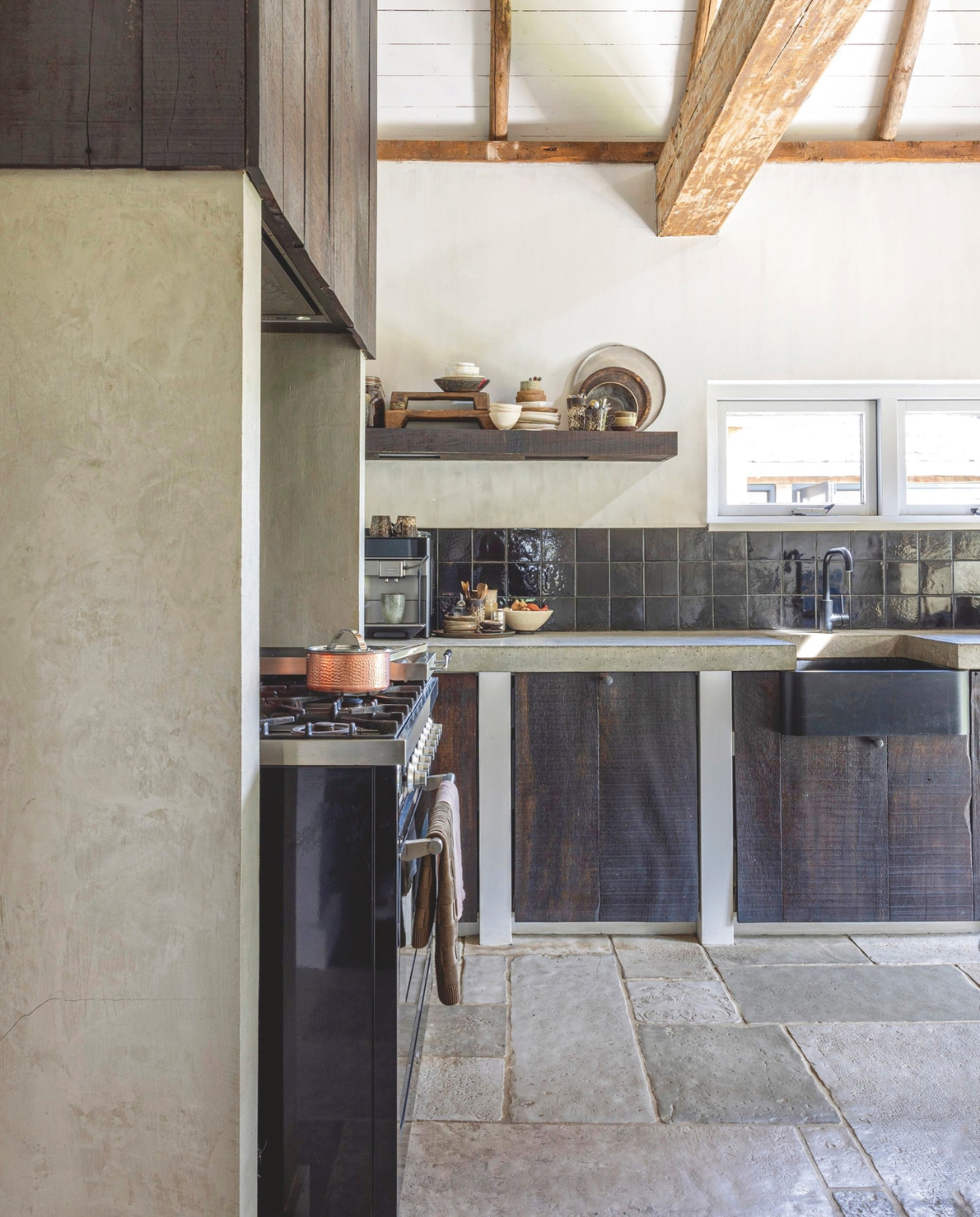 Kleur keukenkastjes zelf gemengd. Kraan Ikea. Vloertegels Castle Stones. Keramieken servies Atelier Natural Art. Koperen pannen Vargen & Thor. vtwonen Landelijk 8-2025 | fotografie Anneke Gambon
