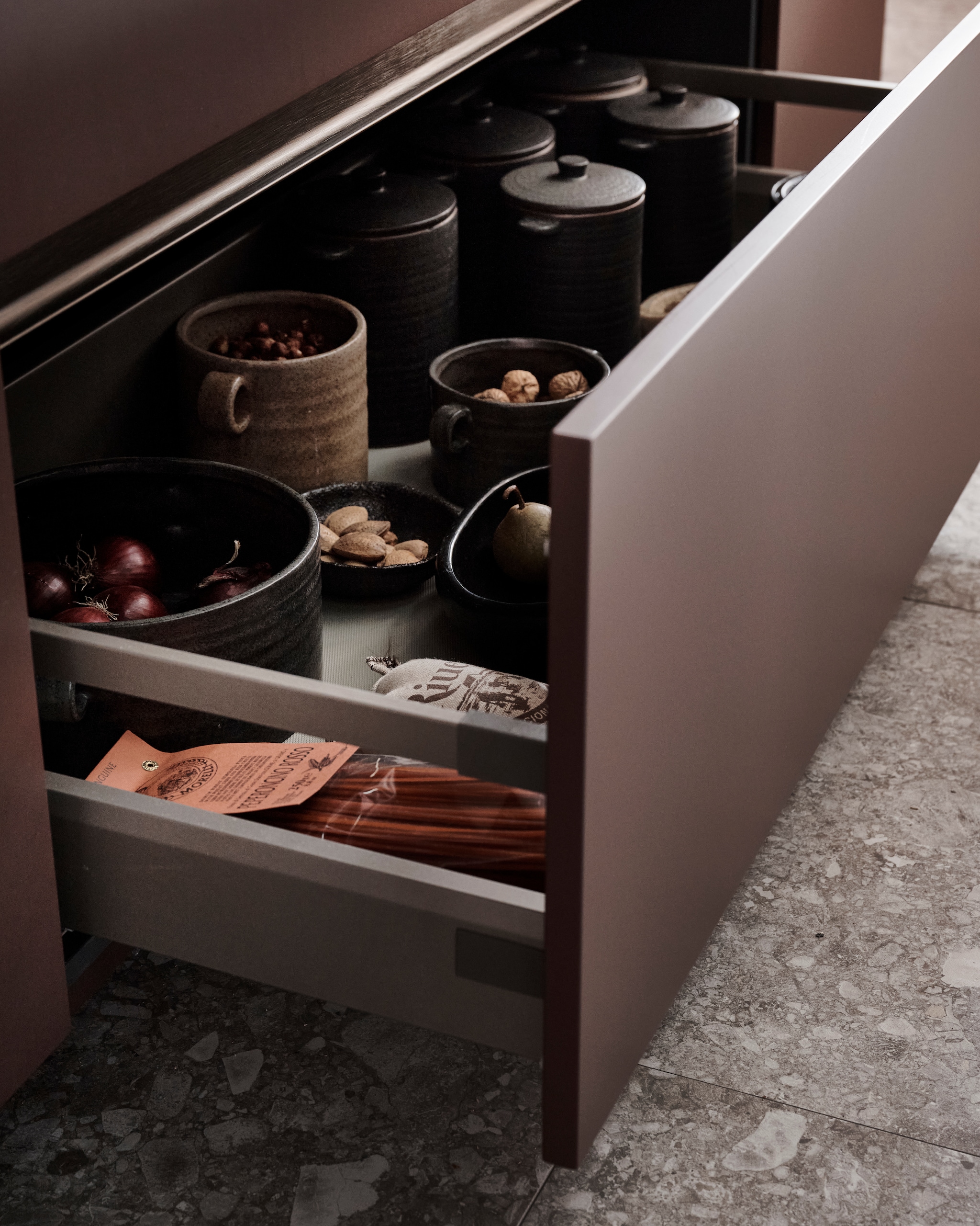 vtwonen sfeerbeeld keuken Tricolore kleur aubergine/bordeaux | styling Kim van Rossenberg | fotografie Sjoerd Eickmans