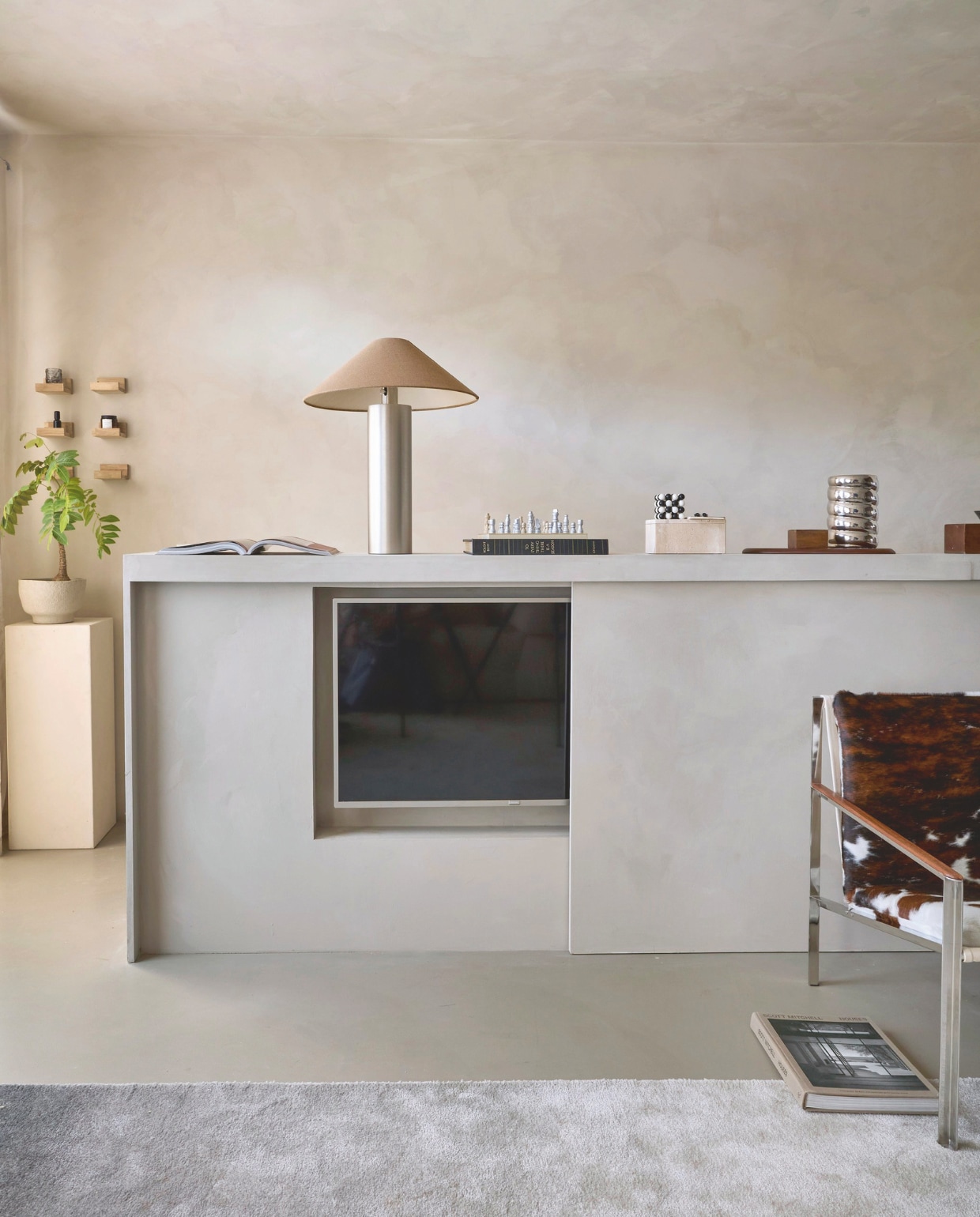 Tv-kast zelfgemaakt. Verf kast Chalk in Amaze van Lab Paint. Tafellamp, fauteuil Zara Home. Schaakspel Printworks. Egalisatie zichtvloer Weber. DIY special 03-2025 | fotografie Peggy Jansen