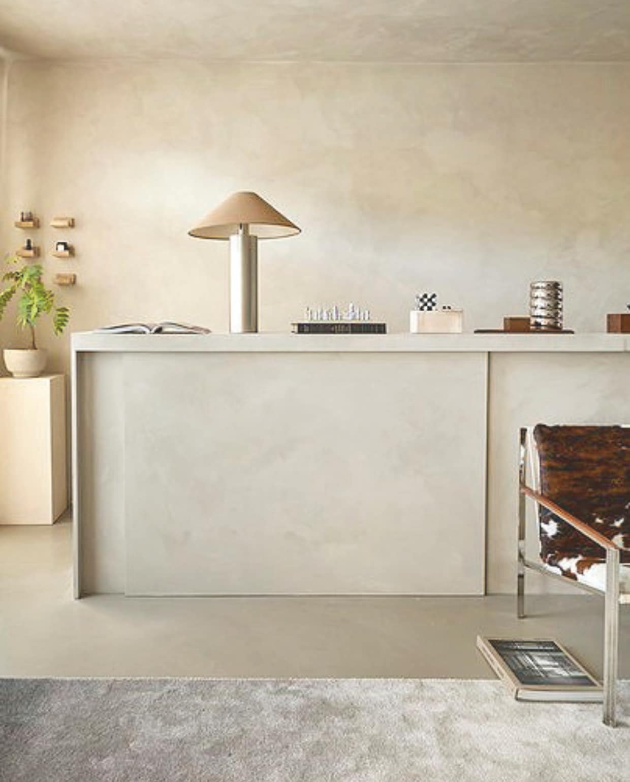 Tv-kast zelfgemaakt. Verf kast Chalk in Amaze van Lab Paint. Tafellamp, fauteuil Zara Home. Schaakspel Printworks. Egalisatie zichtvloer Weber. DIY special 03-2025 | fotografie Peggy Jansen