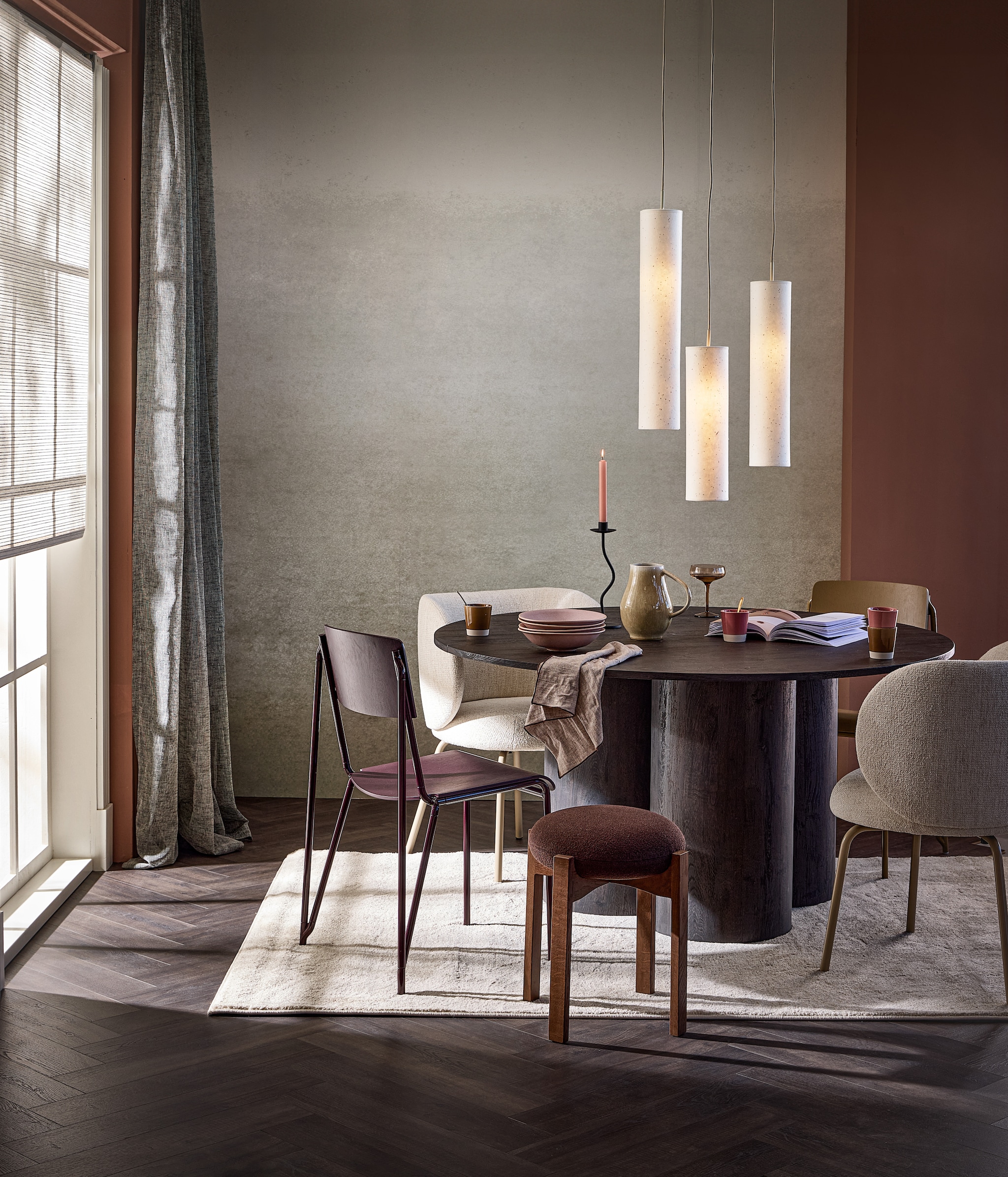 Papieren hanglamp Paper Tube 3-lichts, 40x148 cm (Øxh) € 199,-. Muurverf krijtmat Soft Clay, 1 liter € 27,99.M.m.v. vtwonen.nl/shop (eettafel Oona van Woood, bouclé eetkamerstoel Rico van Ferm Living, groene eetkamerstoel Petit van Hay, pastaborden Mixed Ceramics van By FonQ), hm.com (kan, kandelaar, champagnecoupe, mok). Overig privébezit. vtwonen 13-2024 | styling Sanne Ketelaar | fotografie Peggy Janssen