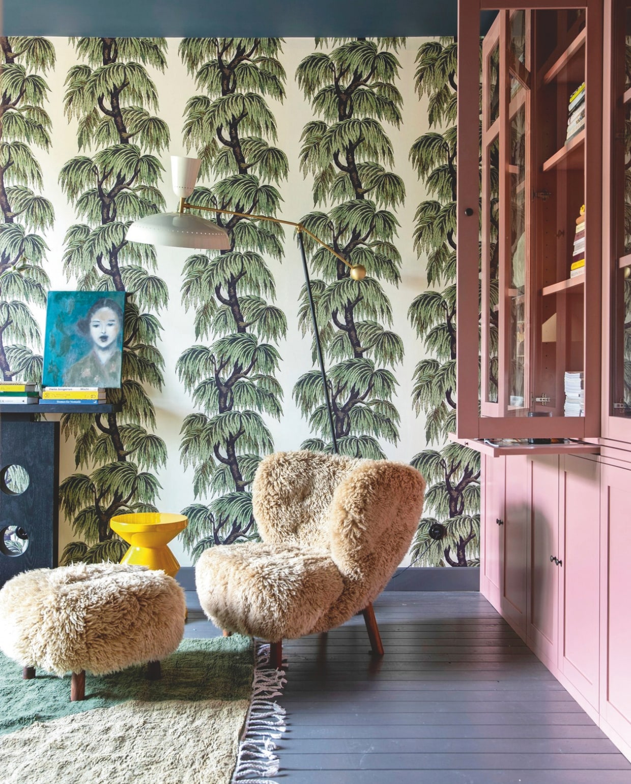 Roze kast op maat 123kast.nl. Hanglamp DCW Editions via Flow Rotterdam. Plafondkleur Nice Night van The Nice Stuff Colours by Flexa x Karwei, behang House of Hackney via Selected Wallpapers. Fauteuil &Tradition, gele kruk Polspotten, vloerkleed Theo-Bert Pot by Karwei.  vtwonen 09-2025 | styling & fotografie Theo-Bert Pot en Jelle Van de Schoor