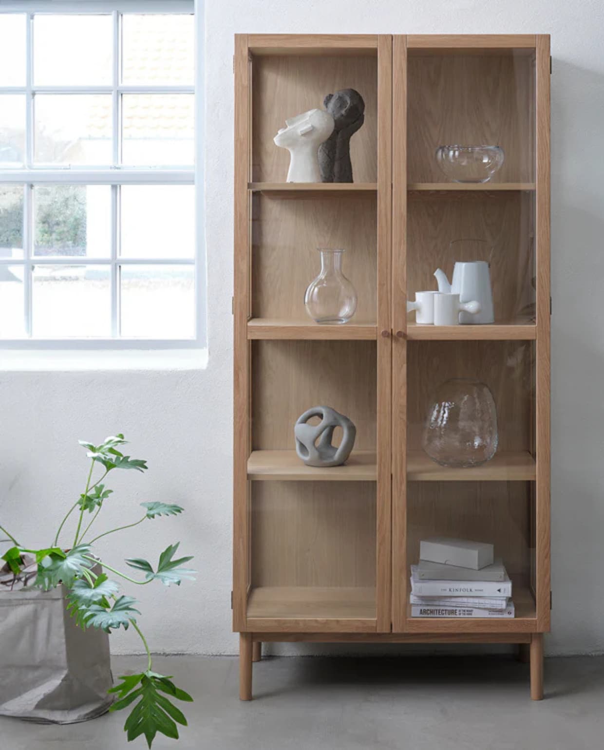 Shop op shop.vtwonen.nl: Olivine vitrinekast Boris, eikenhout en glas, naturel € 932,-. Overige productinformatie onbekend.  Olivine