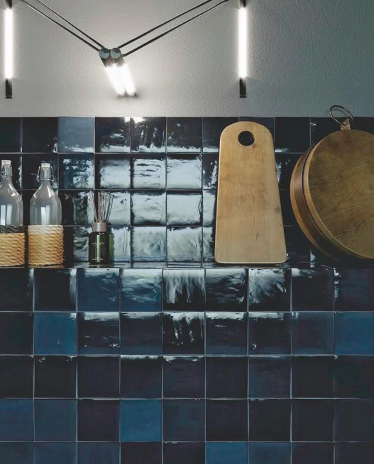 Cevica wandtegels Zelneg Zelij, geglazuurd keramiek, zwart, 10x10 cm (lxb) per m2 € 84,08 (tile.expert). vtwonen landelijk 8-2025 | fotografie Anneke Gambon