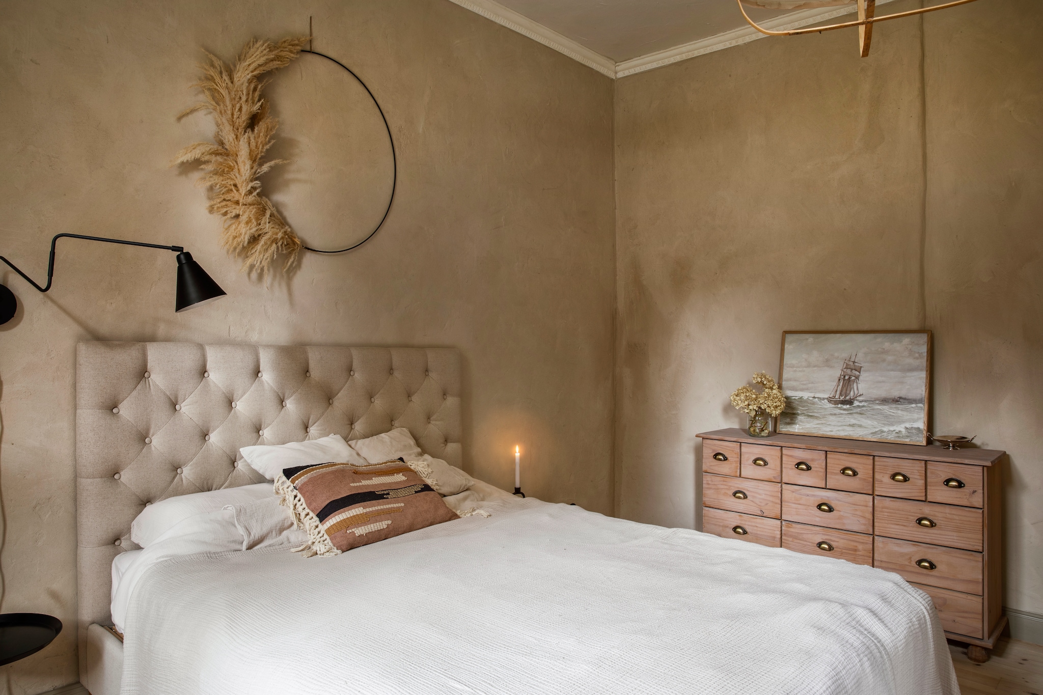 Bed Maisons du Monde. Wandlamp Game van House Doctor. Bijzettafel Dlm van Hay. Soortgelijke ladekast Meubelmakerij Grenenhoeve. vtwonen Landelijk 11-2025 | styling Miriam Hannemann | fotografie André Reuter