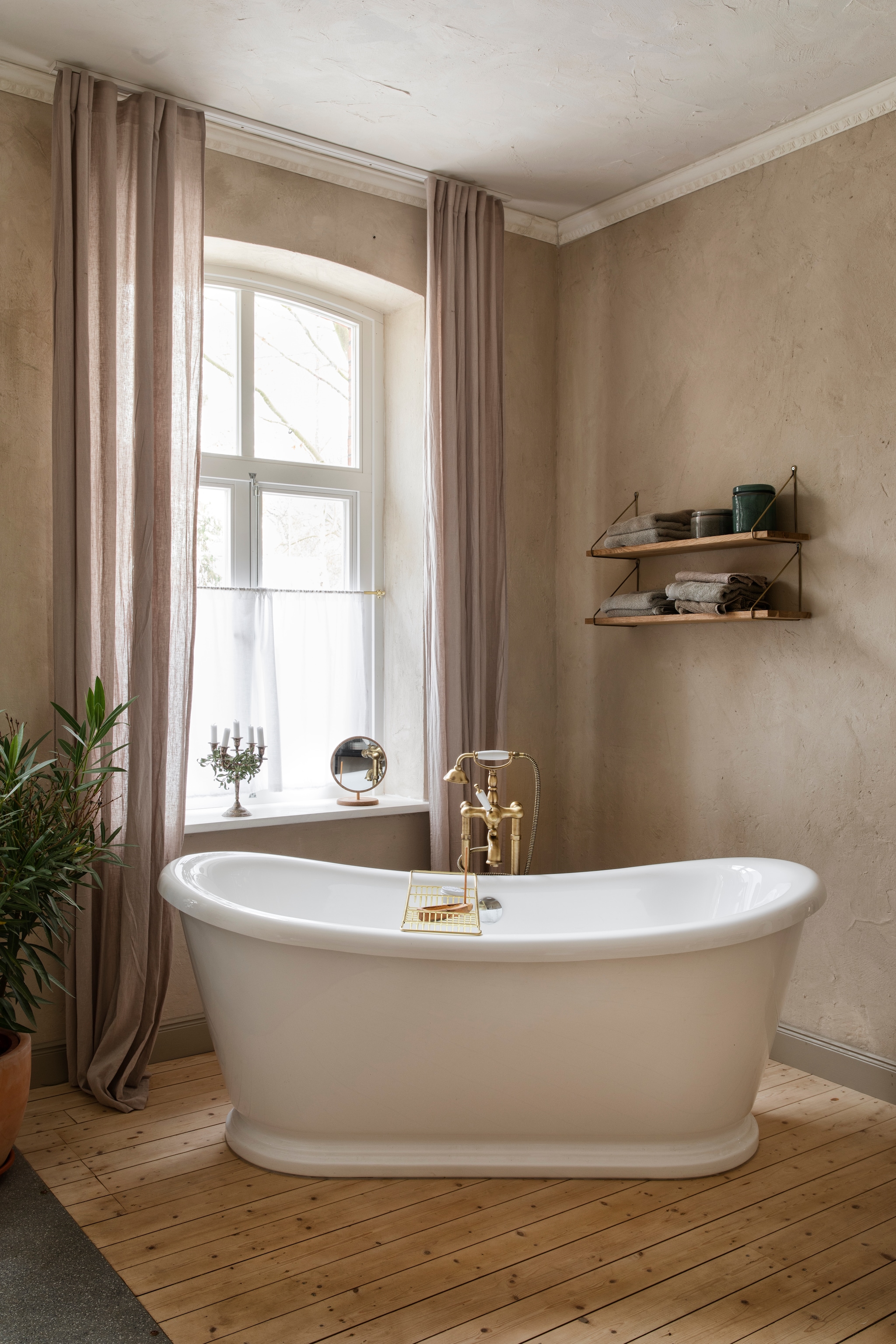 Bad Admiral van The Classic House. Vergelijkbare badkraan Lord van Windsor Bathrooms. Vergelijkbare wandplanken Shelf van Frama. vtwonen Landelijk 11-2025 | styling Miriam Hannemann | fotografie André Reuter