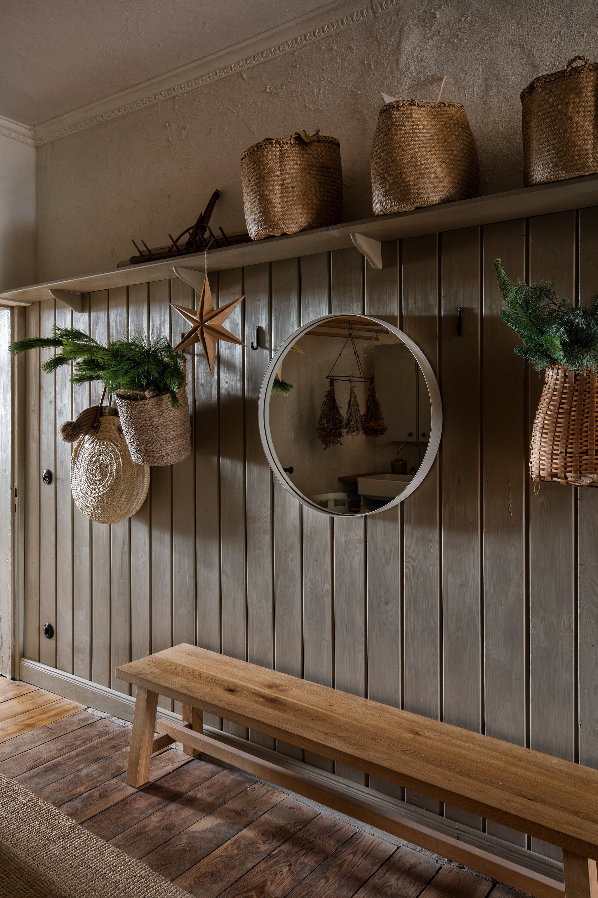 Vergelijkbare bank Artisan van dBodhi van hergebruikt teak. vtwonen Landelijk 11-2025 | styling Miriam Hannemann | fotografie André Reuter