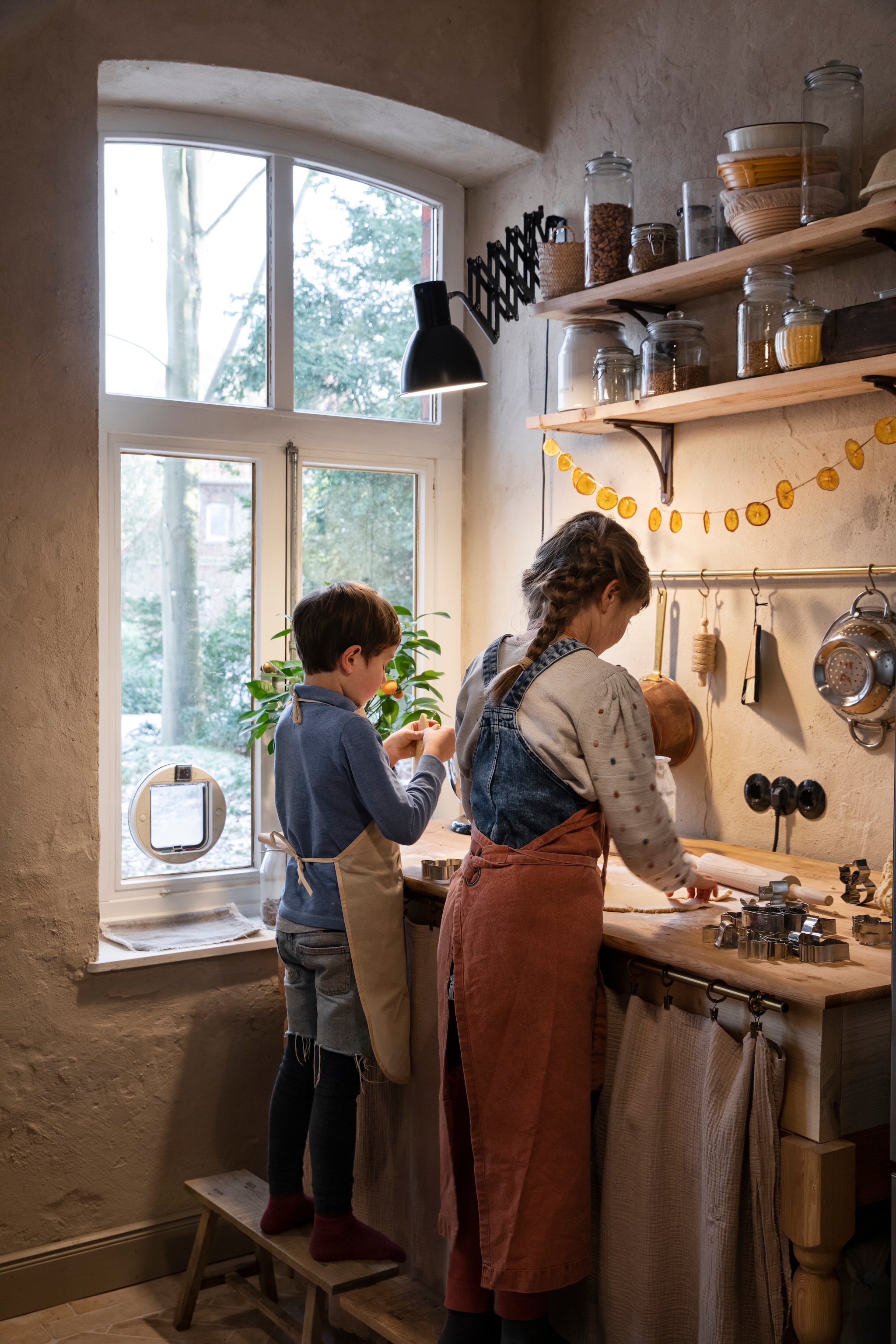 Soortgelijke schaarlamp Manufactum. Vergelijkbare plankdragers Jan & Juup. vtwonen Landelijk 11-2025 | styling Miriam Hannemann | fotografie André Reuter