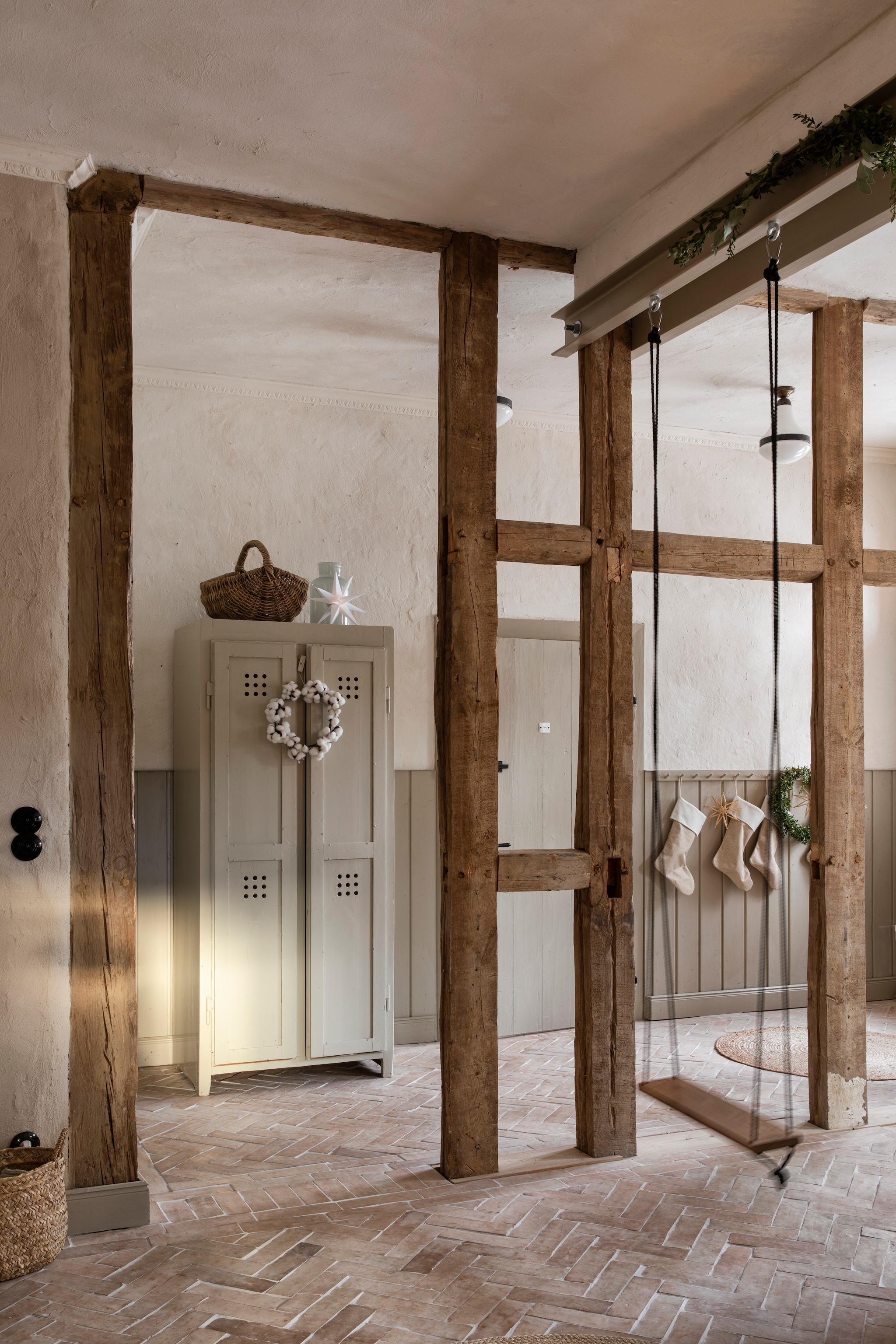 Vergelijkbare lockerkast Were Home. Je ziet hier mooi de vakwerkconstructie waar ooit metselwerk tussen zat. vtwonen Landelijk 11-2025 | styling Miriam Hannemann | fotografie André Reuter