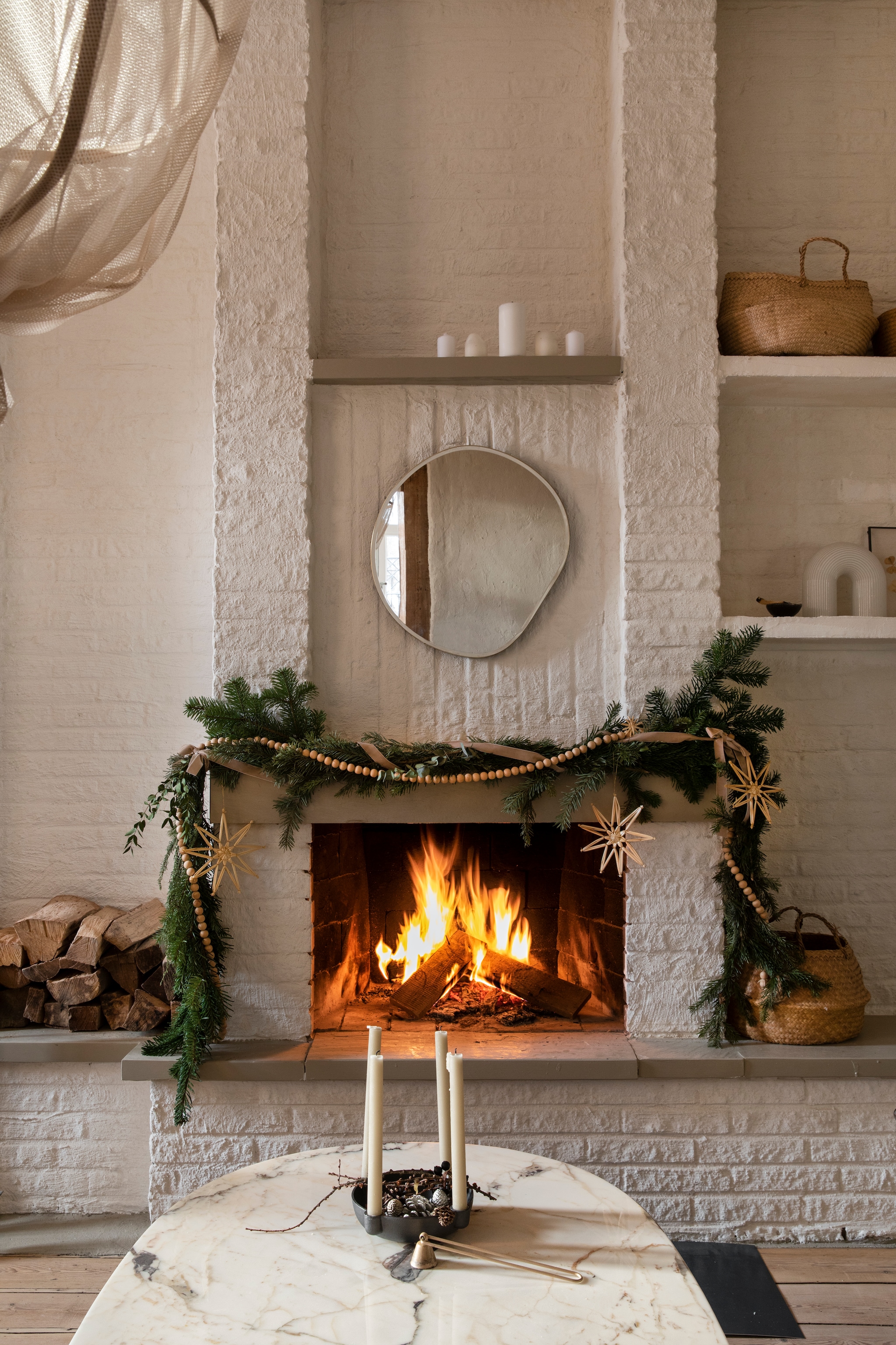 Organische spiegel Zara Home. De schoorsteen is geschilderd met hittebestendige verf. vtwonen Landelijk 11-2025 | styling Miriam Hannemann | fotografie André Reuter