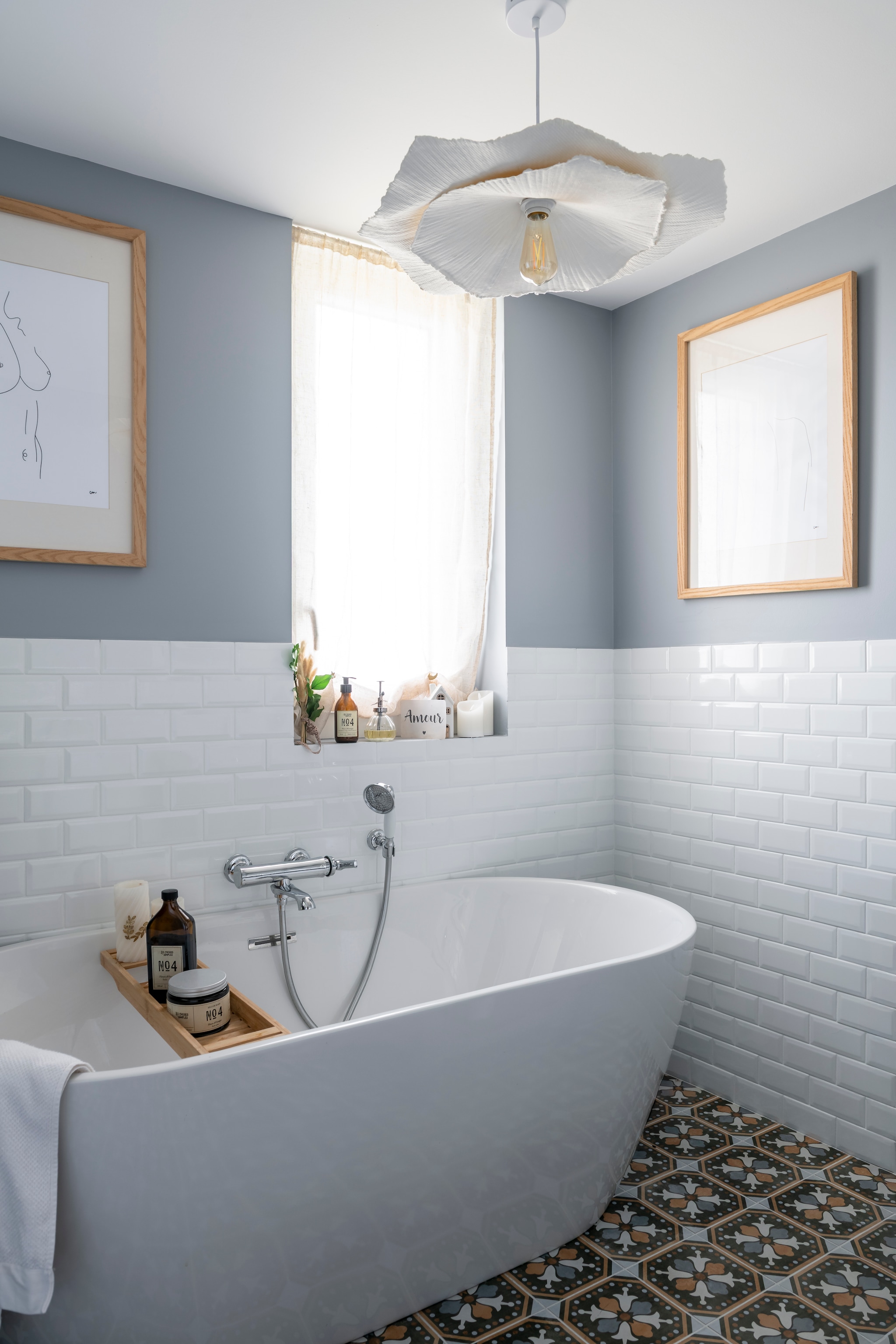 Bad Déco Granit Amg. Tegels vintage. Lamp Beau Lieu. vtwonen Landelijk 11-2025 | styling Amandine Berthon | fotografie Julien Fernandez