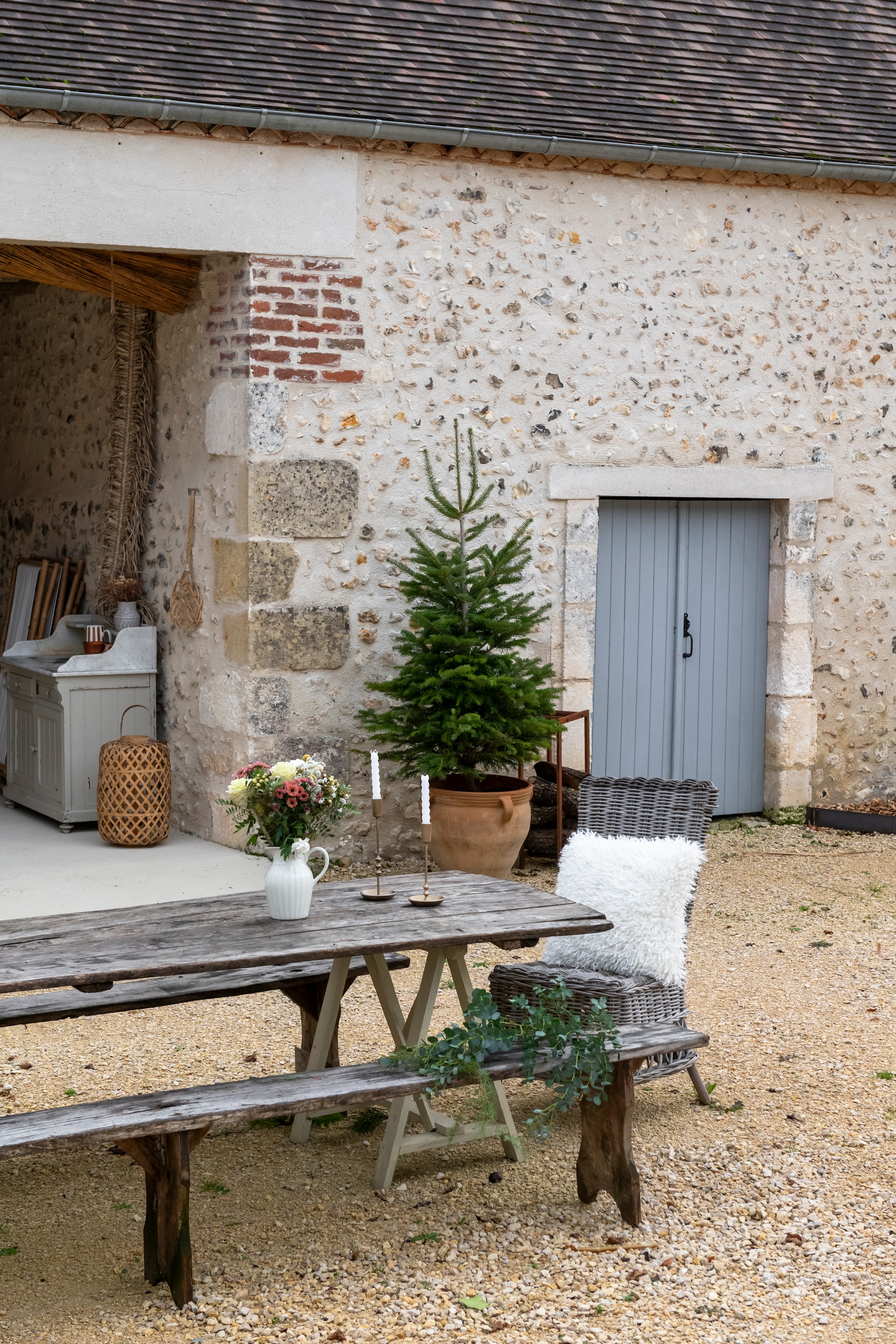 Tafel en stoelen vintage. Vaas en kaarsenstandaards Beau Lieu. vtwonen Landelijk 11-2025 | styling Amandine Berthon | fotografie Julien Fernandez