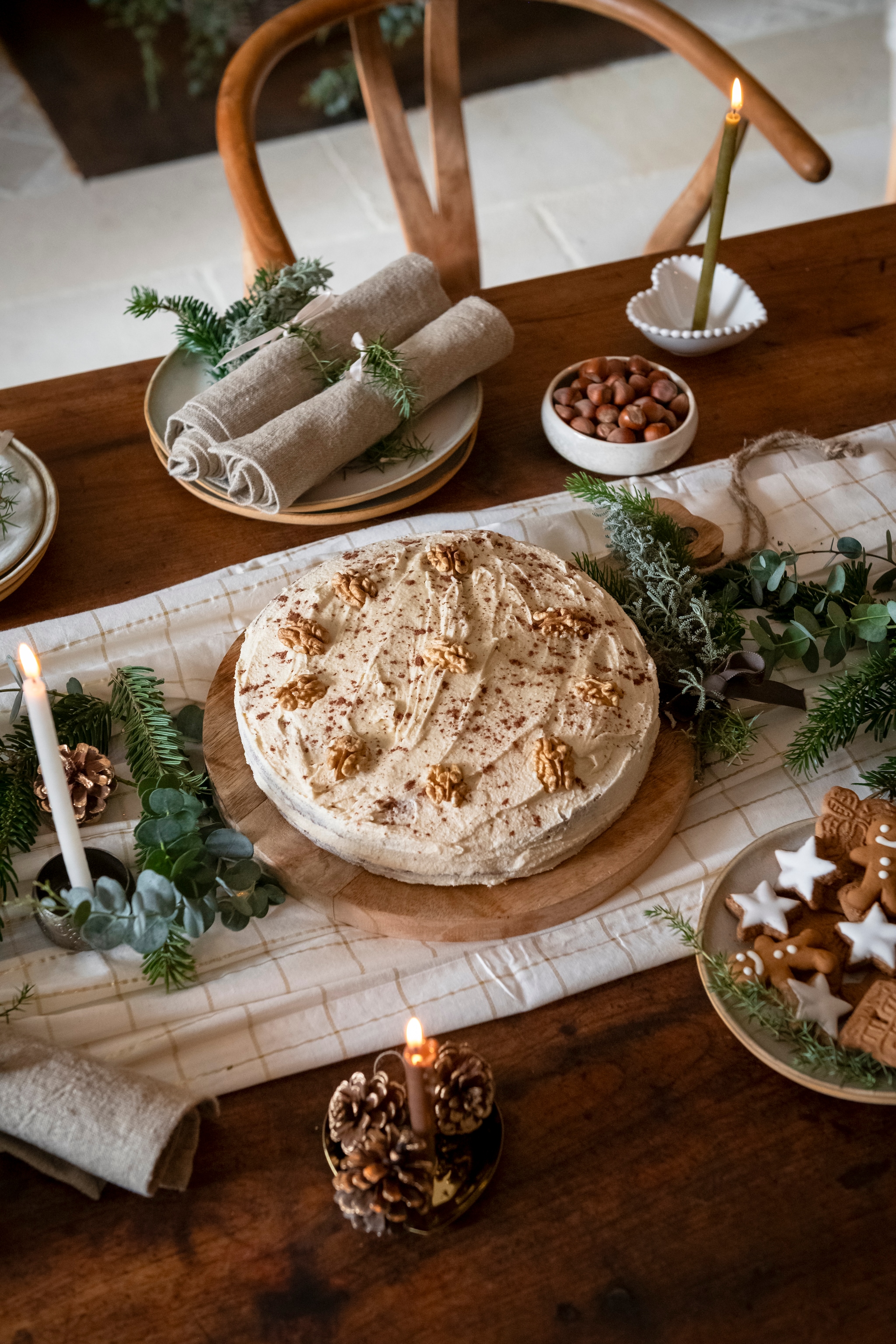 Voor Kerstmis bakt Mathilde de traditionele walnotentaart uit de Périgord, volgens het geliefde recept van de grootmoeder van haar man. De boerderijtafel, gegraveerd met het jaartal 1890, is al generaties langde setting voorfamiliemaaltijden. vtwonen Landelijk 11-2025 | styling Amandine Berthon | fotografie Julien Fernandez