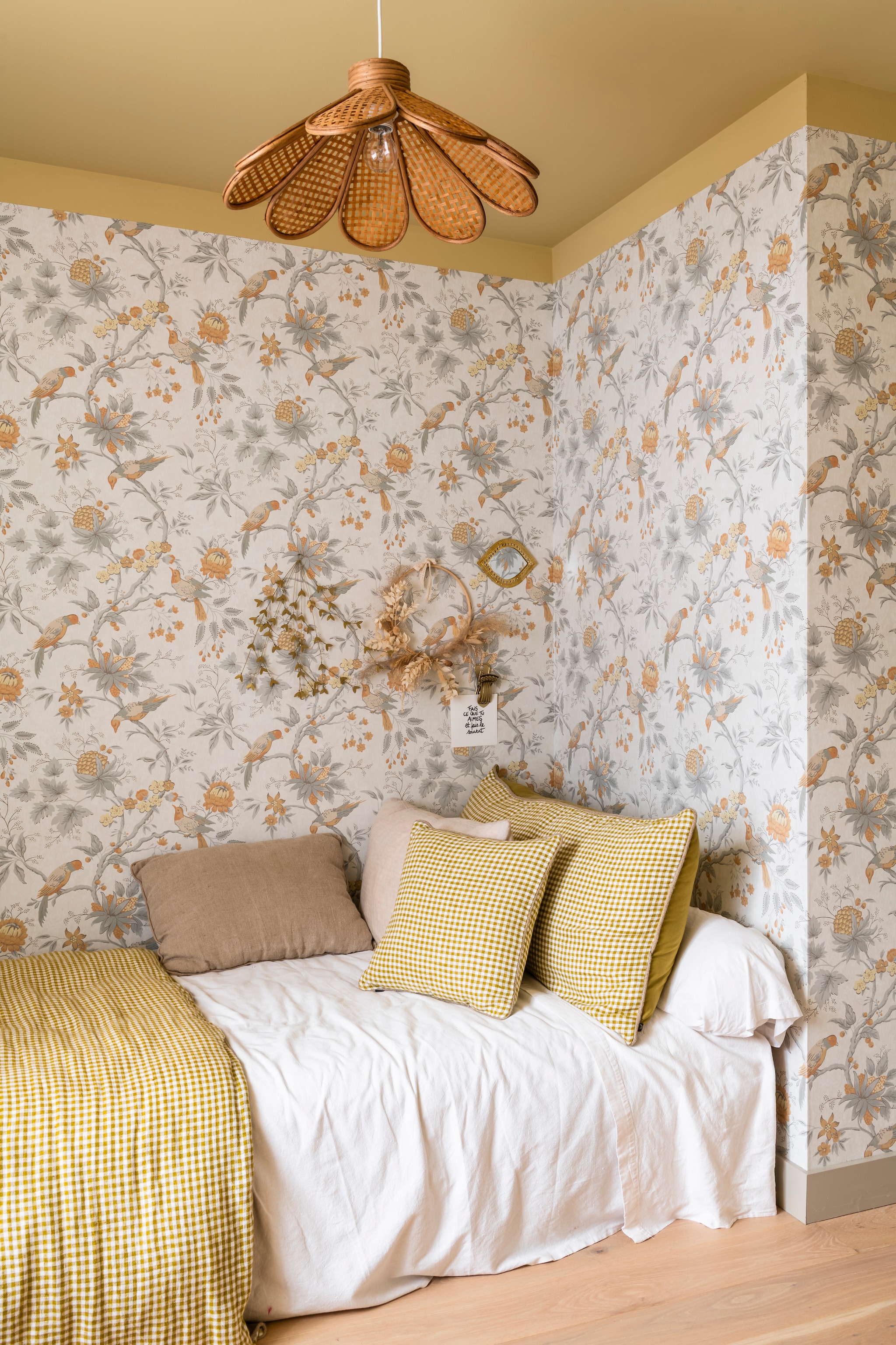 Behang Brooke House en muurverf Oak Apple van Little Ggreene. Verlichting Beau Lieu. Beddengoed en kussens Haomy. vtwonen Landelijk 11-2025 | styling Amandine Berthon | fotografie Julien Fernandez