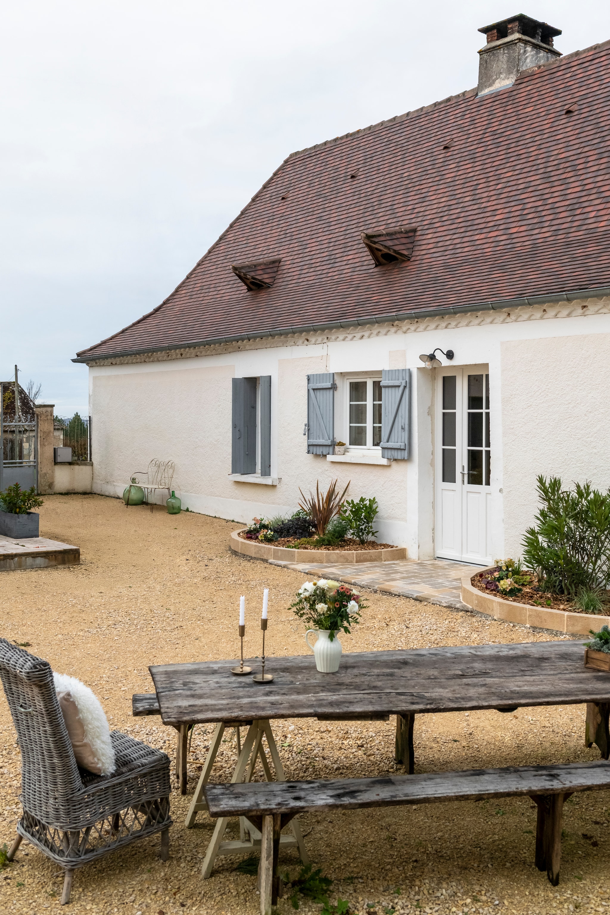 Tafel en stoelen vintage. Vaas en kaarsenstandaards Beau Lieu. vtwonen Landelijk 11-2025 | styling Amandine Berthon | fotografie Julien Fernandez