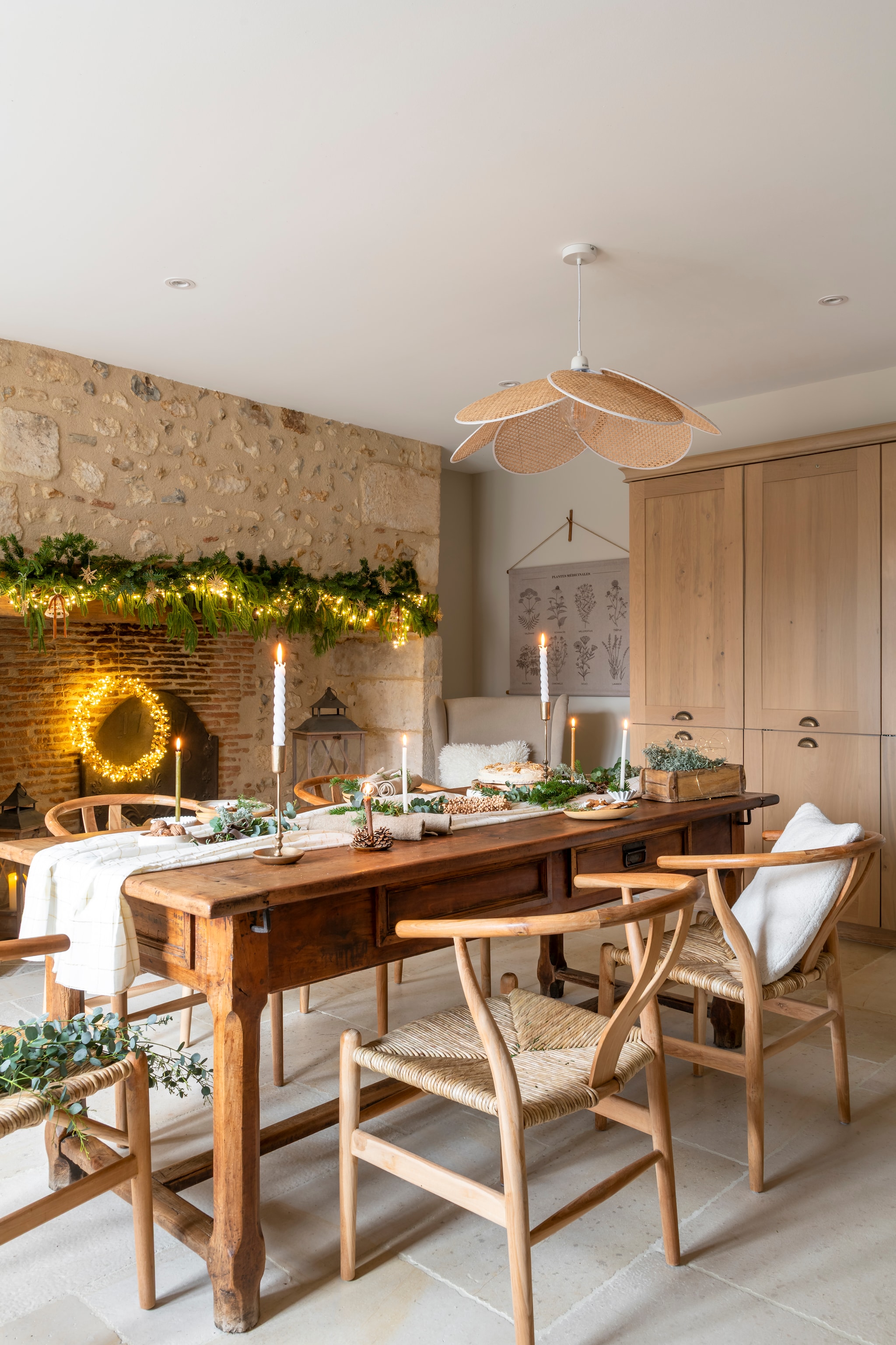 Stoelen, hanglamp en serveerschalen Beau Lieu. Kandelaars Madam Stoltz. Kan en taartschep Bloomingville. Tafelkleed Boncoeurs. Serviesgoed Atelier Mataguerre. vtwonen Landelijk 11-2025 | styling Amandine Berthon | fotografie Julien Fernandez