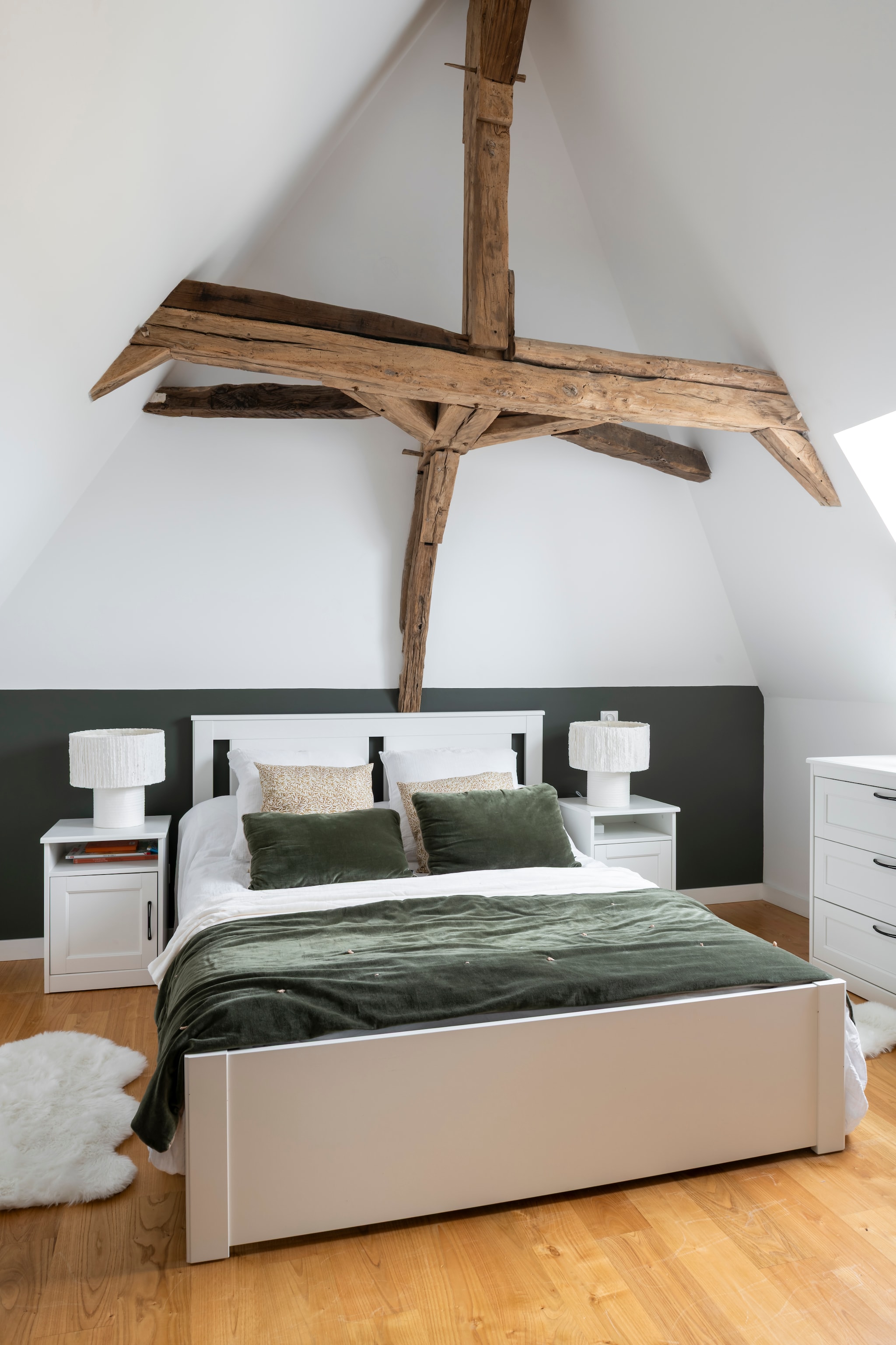 Bed, ladekast en nachtkastje Ikea. Bedlampen en vloerkleed Beau lieu. Beddengoed Vivaraise. Kussens Sud Étoffe. vtwonen Landelijk 11-2025 | Styling Amandine Berthon | Fotografie Julien Fernandez