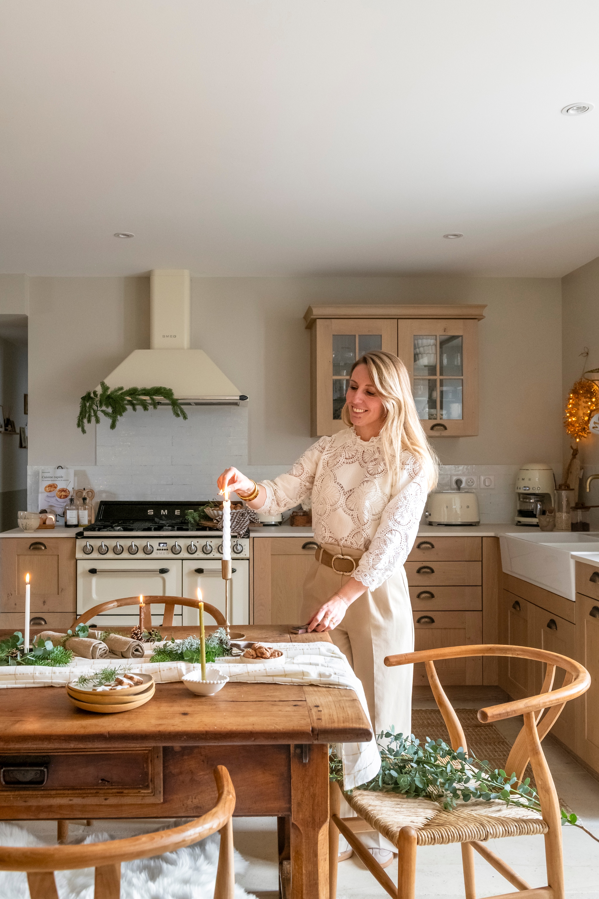 Keukenkastjes Schmidt. Fornuis Smeg. Werkblad Dekton. Stoelen, hanglampen en serveerschalen Beau Lieu. Muurkleur Portland van Little Greene. Spatwandtegels Déco Granit Amg. KandelaarsMadam Stoltz. Tafelkleed Boncoeur. Serviesgoed Atelier Mataguerre. vtwonen Landelijk 11-2025 | styling Amandine Berthon | fotografie Julien Fernandez