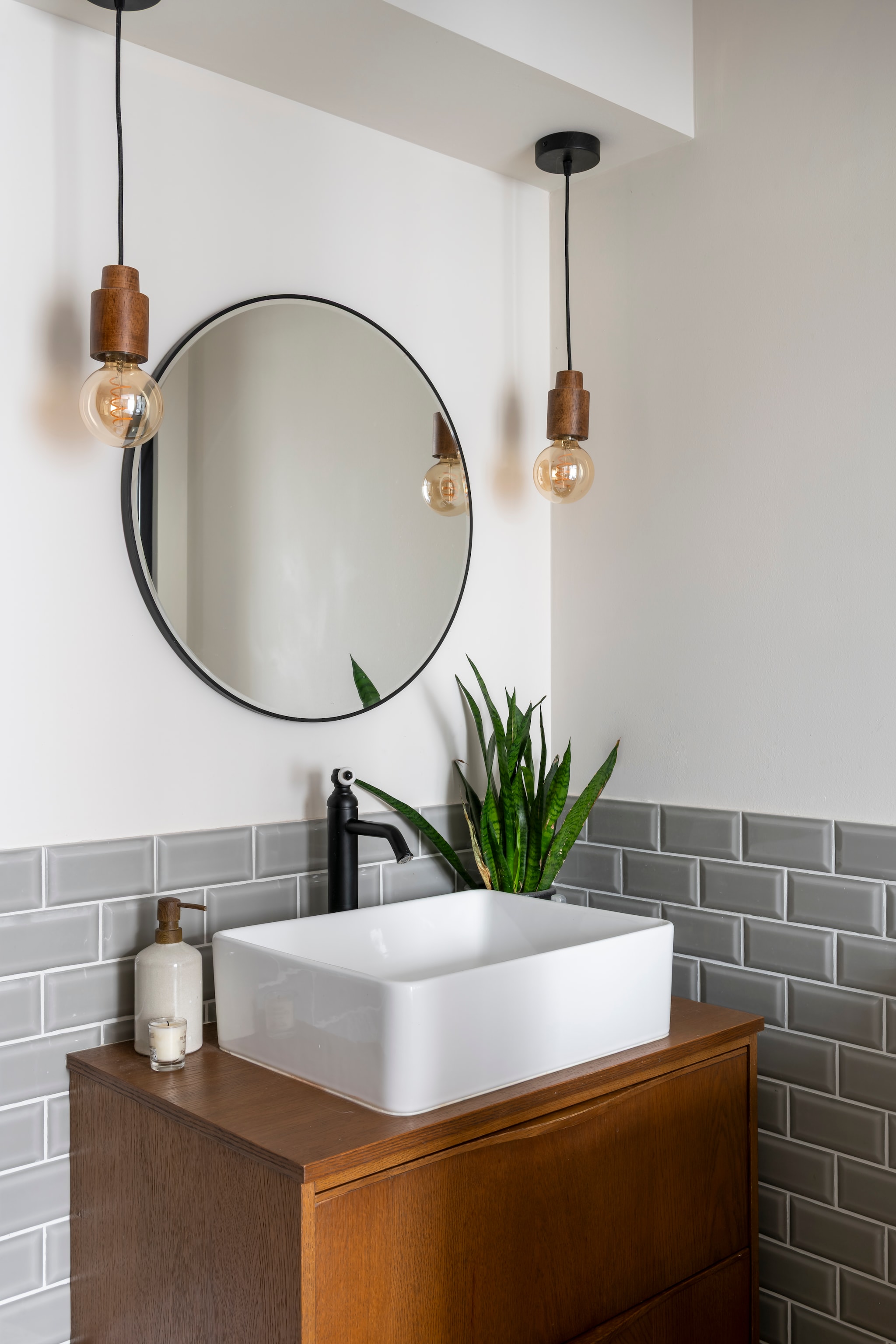 Wastafel gemaakt van vintage meubelstuk. Verlichting en spiegel Beau Lieu. Tegels, kranen en wastafel Leroy Merlin. vtwonen Landelijk 11-2025 | styling Amandine Berthon | fotografie Julien Fernandez