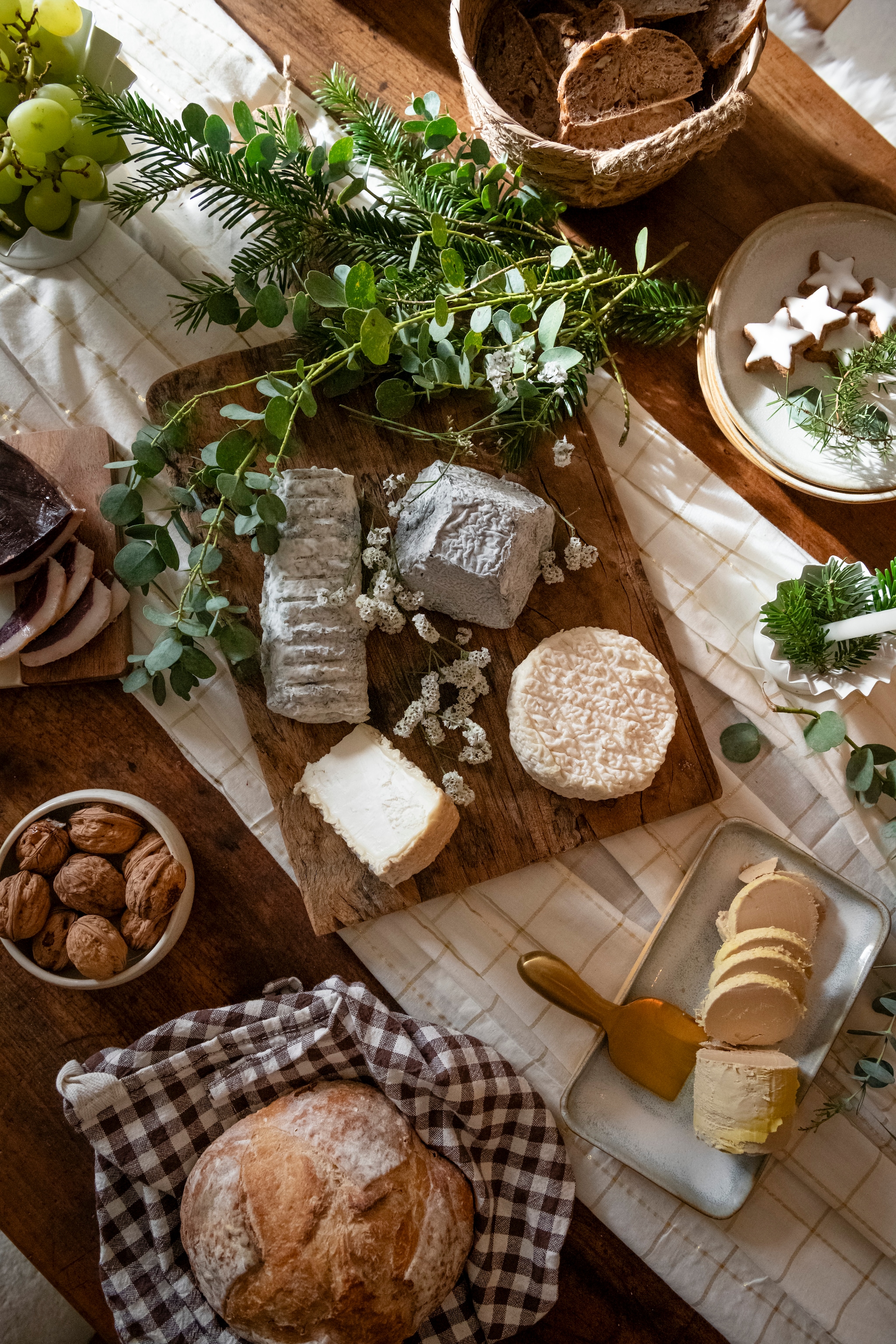 Tafelkleed Boncoeurs. Serviesgoed Atelier Mataguerre. Tafel familiebezit vtwonen Landelijk 11-2025 | styling Amandine Berthon | fotografie Julien Fernandez