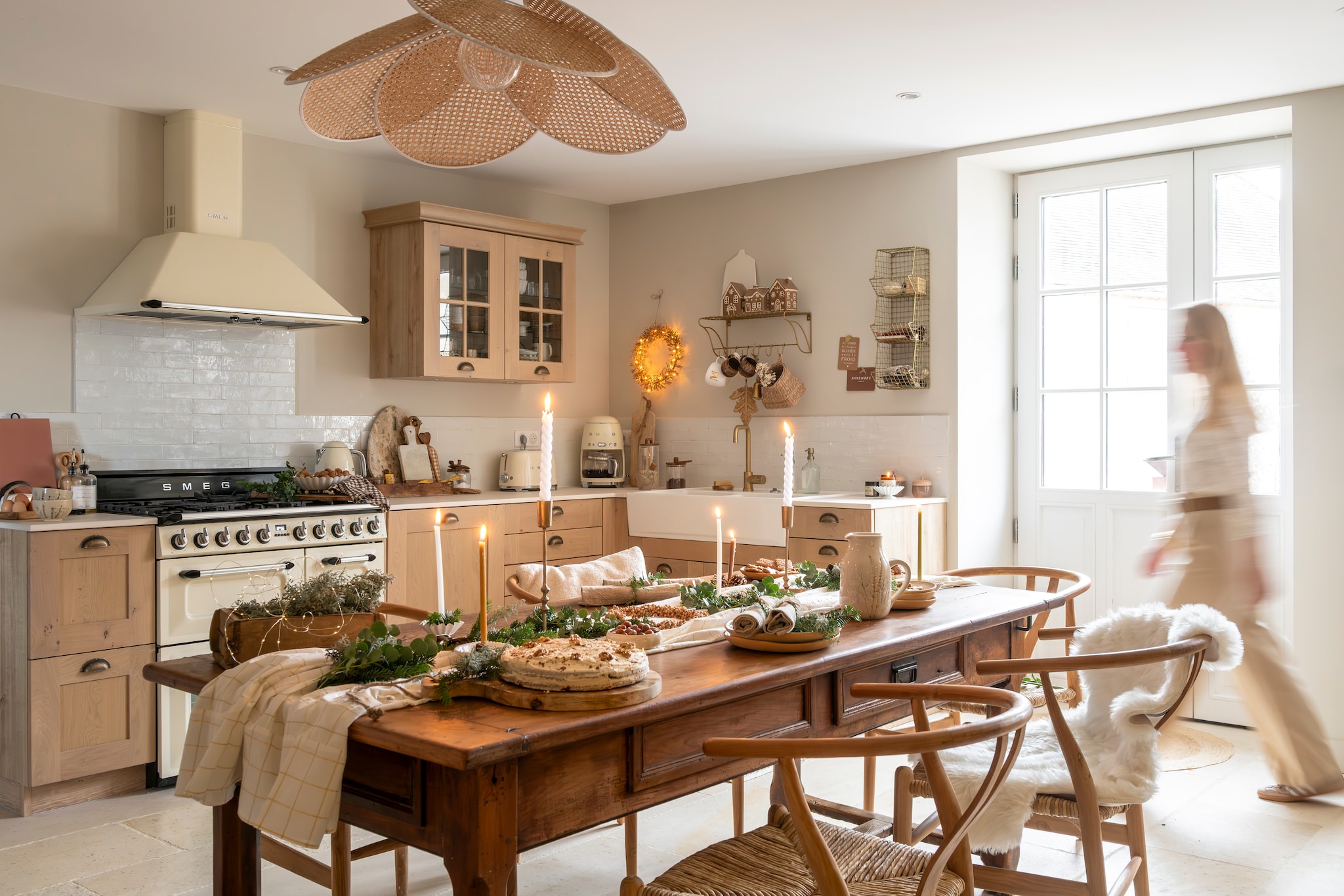 Keukenkastjes Schmidt. Fornuis Smeg. Werkblad Dekton. Hanglamp, stoelen en schalen Beau Lieu. Muurkleur Portland van Little Greene. Spatwandtegels Déco Granit Amg. Kaarsenhouders en messing wandrek Madam Stoltz. Tafelkleed Boncoeur. Serviesgoed Atelier Mataguerre. Kan en taartschep Bloomingville. vtwonen Landelijk 11-2025 | styling Amandine Berthon | fotografie Julien Fernandez