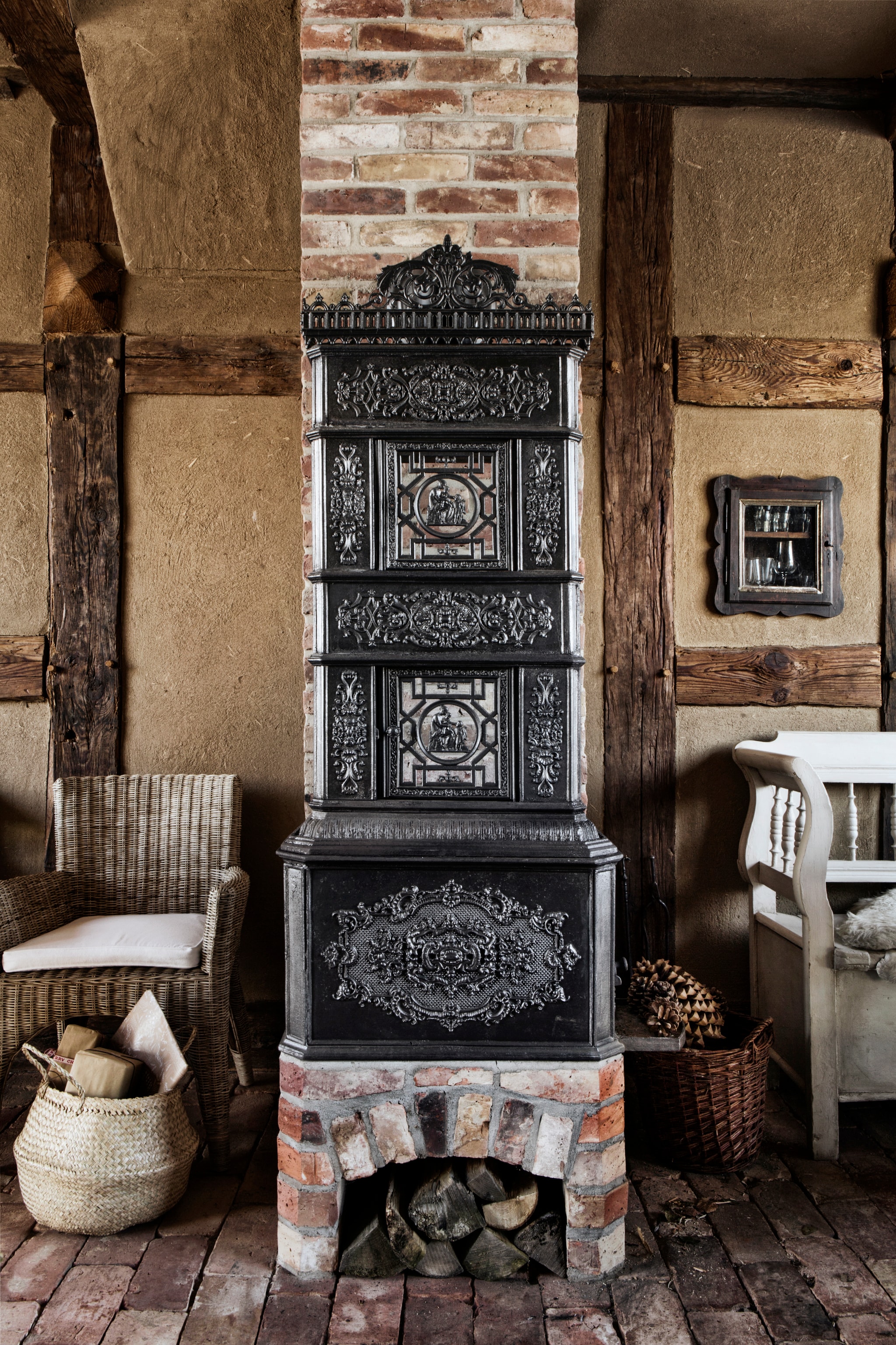 Soortgelijke stoel bij Riet en Rotan Winkel. Mand Ikea. Haard 120 jaar oude Noorse kachel. Kastje ingebouwd. Bank vintage, soortgelijke te vinden bij Van Dijk & Ko. vtwonen landelijk 11-2025 | productie The Country House | styling Miriam Hannemann | fotografie André Reuter