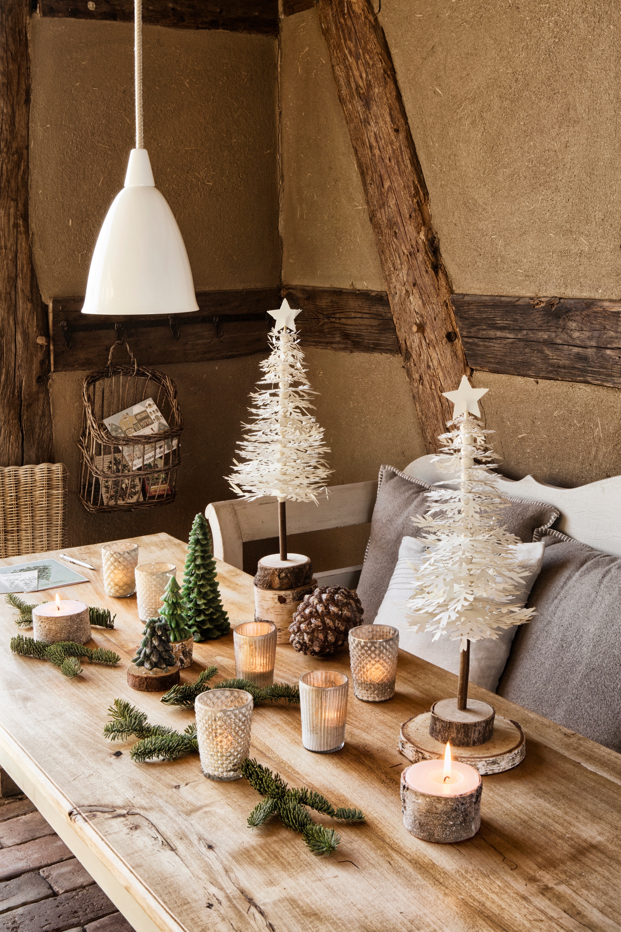 Broste Copenhagen heeft elk jaar een andere collectie papieren bomen in verschillende maten en vormen van pulp en katoen. Groene kaarsbomen Villeroy & Boch. vtwonen landelijk 11-2025 | productie The Country House | styling Miriam Hannemann | fotografie André Reuter