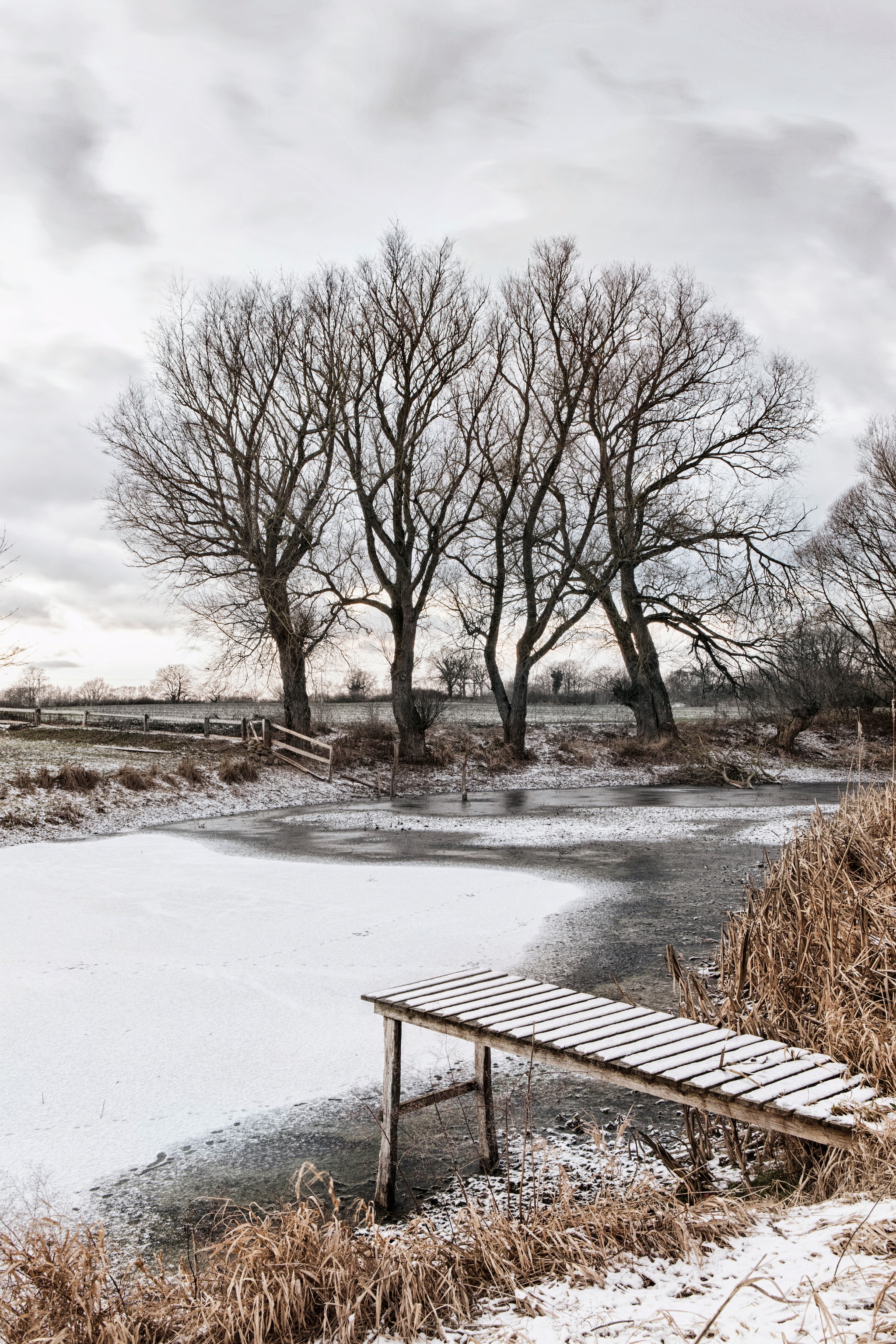 Het terras is geplaveid met veldstenen, verzameld uit de omliggende velden. Het dak is bedekt met historische, handbeschilderde dakpannen. De ene helft van het huis is gebouwd in de traditionele vakwerkstijl en bepleisterd met leem. De andere bestaat volledig uit hout. vtwonen landelijk 11-2025 | productie The Country House | styling Miriam Hannemann | fotografie André Reuter