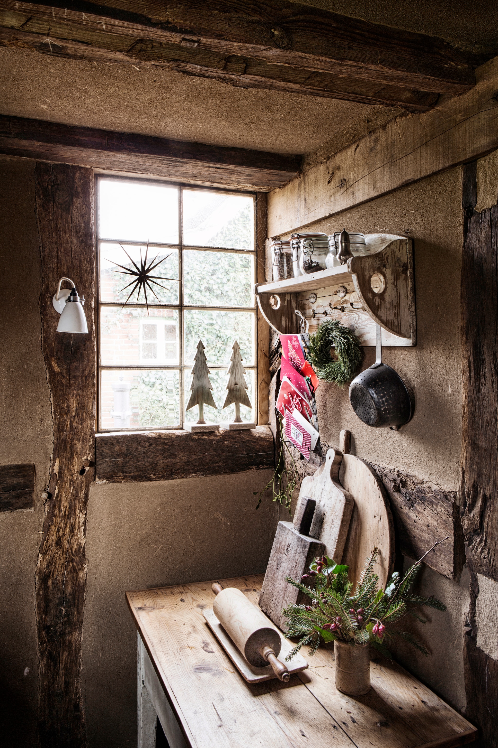 Planken van de rommelmarkt. Wandlamp Original Btc. De Deckersche Klappstern op de vensterbank is handgemaakt en in verschillende maten verkrijgbaar bij Decker Luebeck. vtwonen landelijk 11-2025 | productie The Country House | styling Miriam Hannemann | fotografie André Reuter