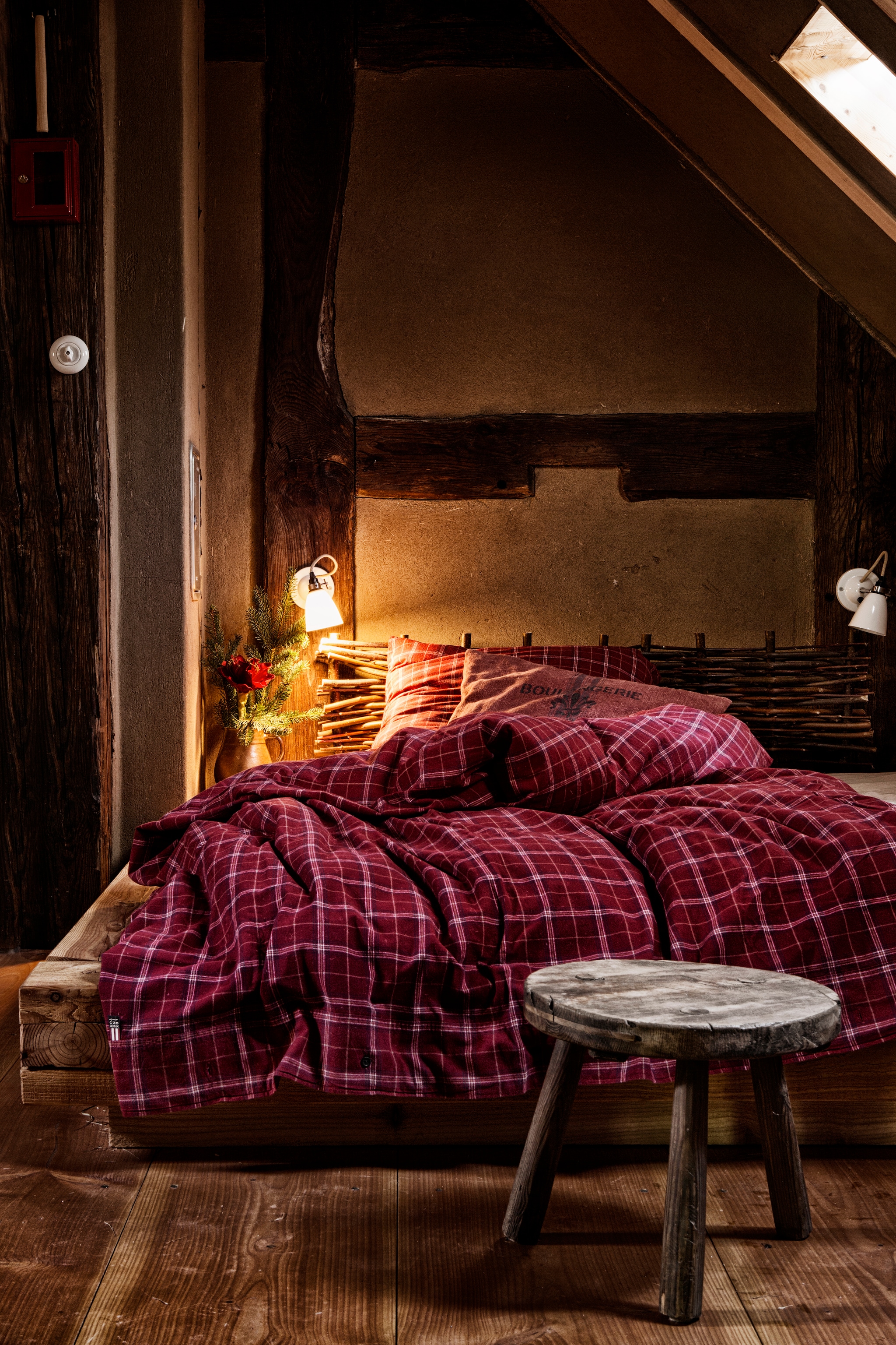Bed naar idee van Jutta en Frank gemaakt door een timmerman. Lampen en draaischakelaars Original Btc. Flanellen beddengoed Lexington. vtwonen landelijk 11-2025 | productie The Country House | styling Miriam Hannemann | fotografie André Reuter